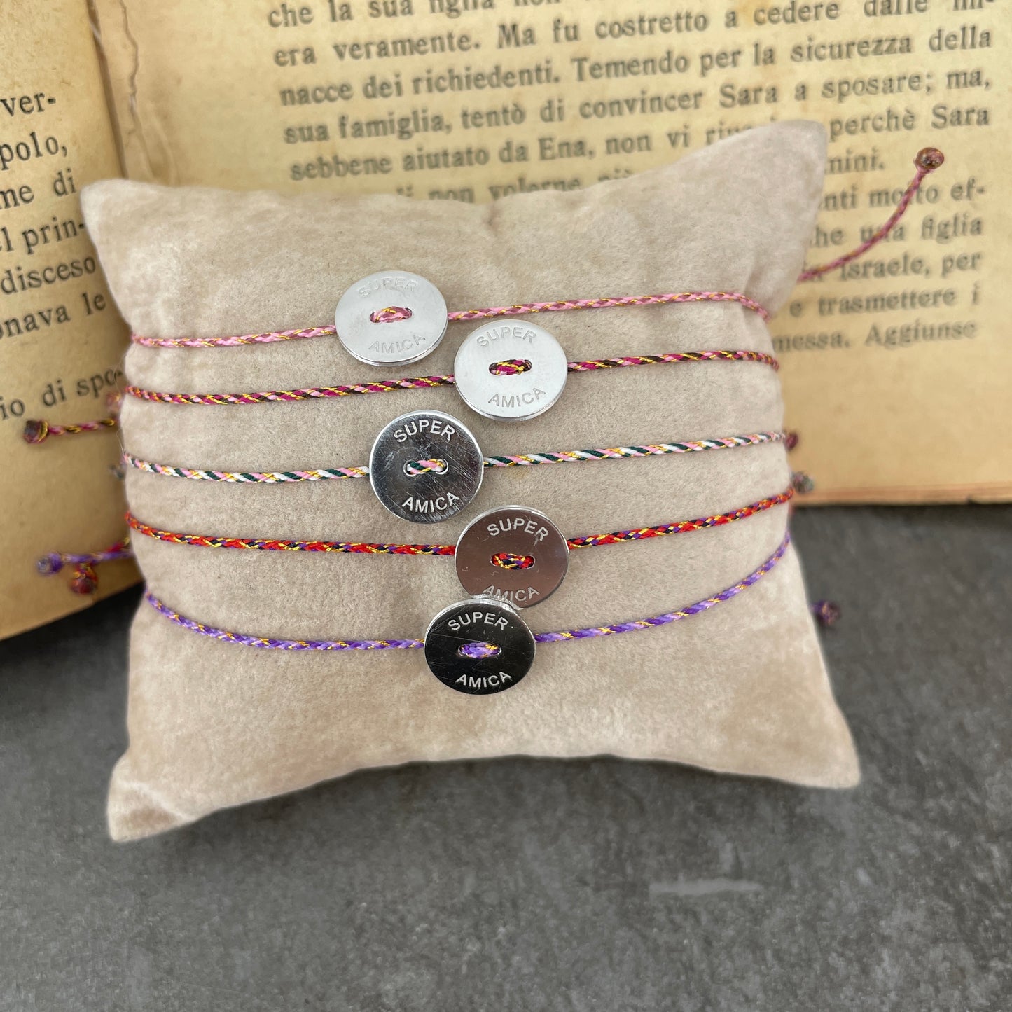 Bracciale cordino regolabile colorato con cialdina tonda Super Amica - Lumiere Bijoux