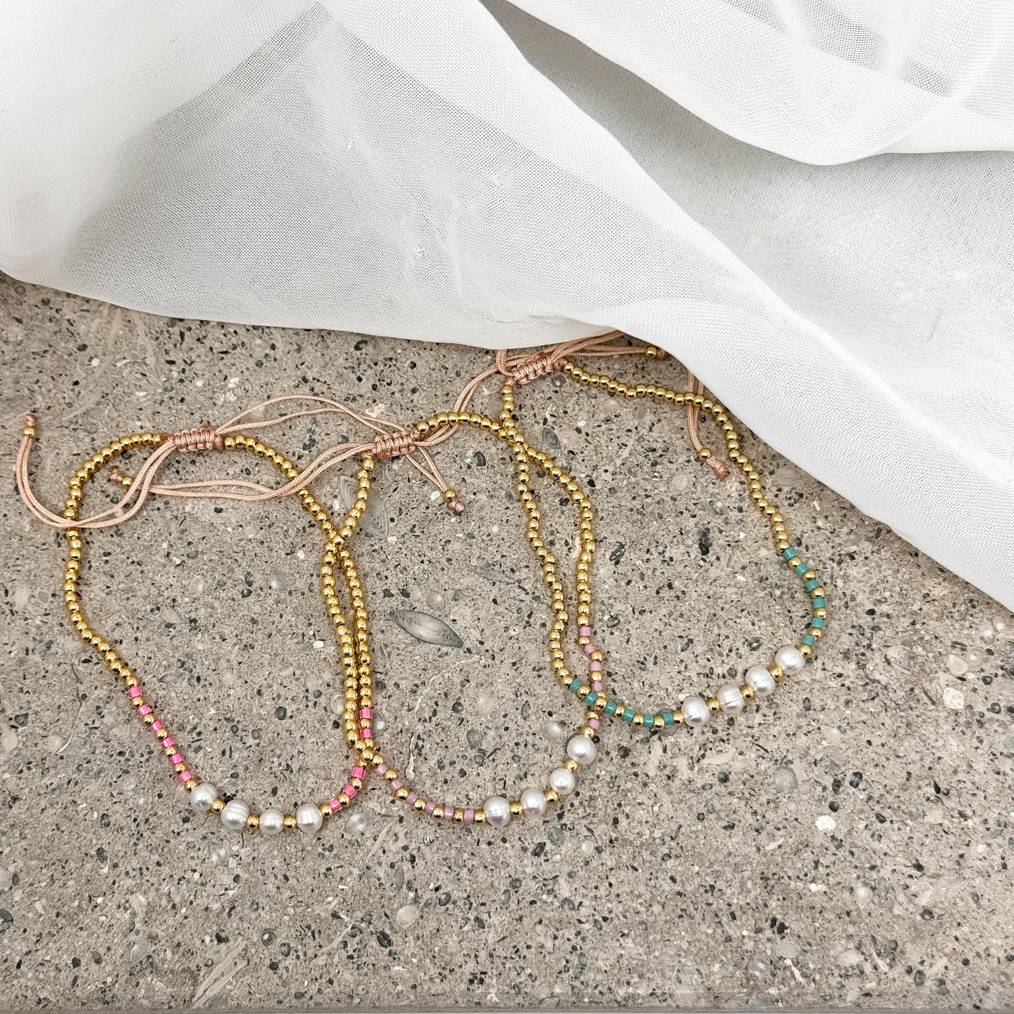 Bracciale cordino regolabile miyuki micro sfere in oro giallo alternate a micro rondelle colorate e perle naturali bianche ottone - Lumiere Bijoux