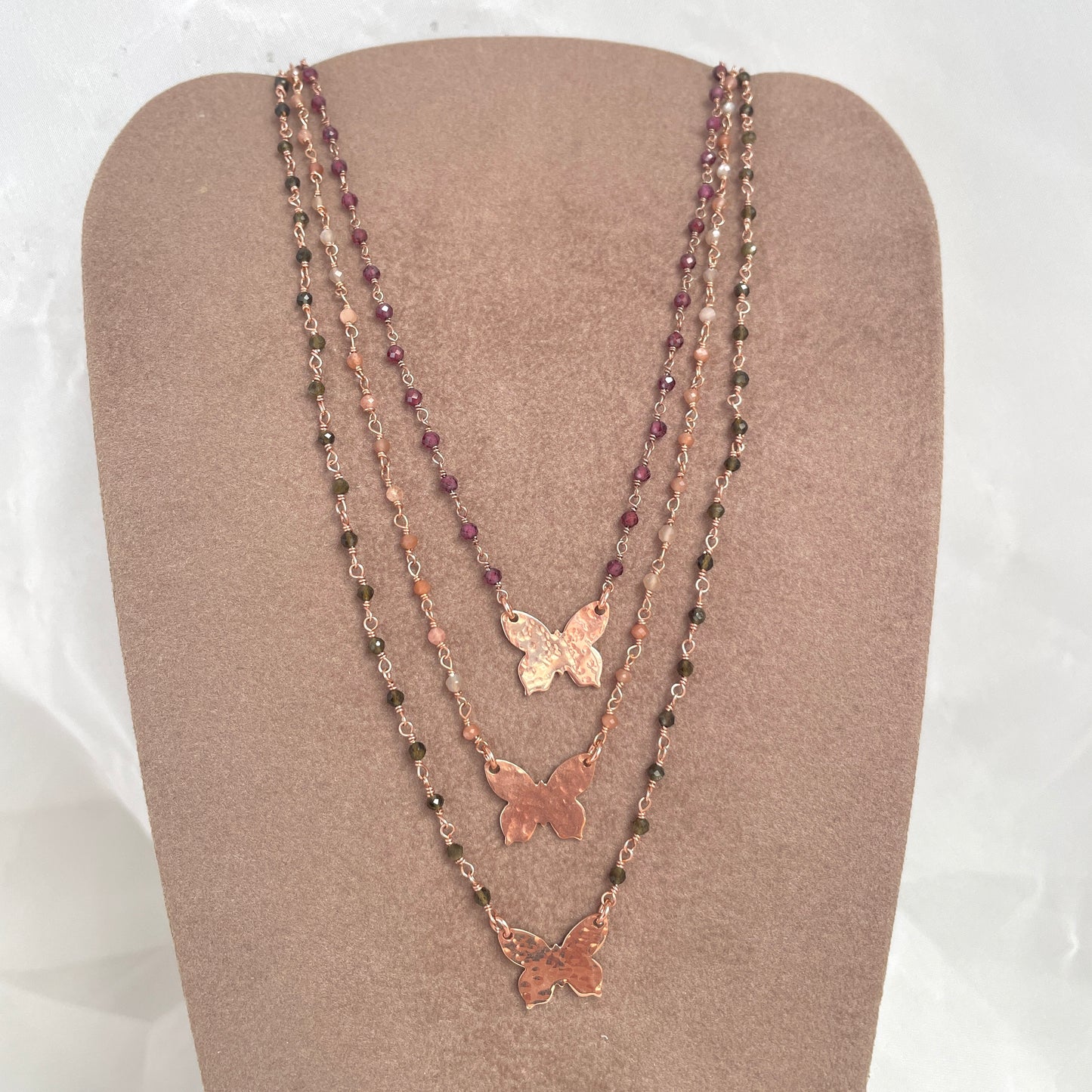 Collana cm 40 micro cristalli con farfalla battuta da 1,5 cm in linea - pezzi unici
