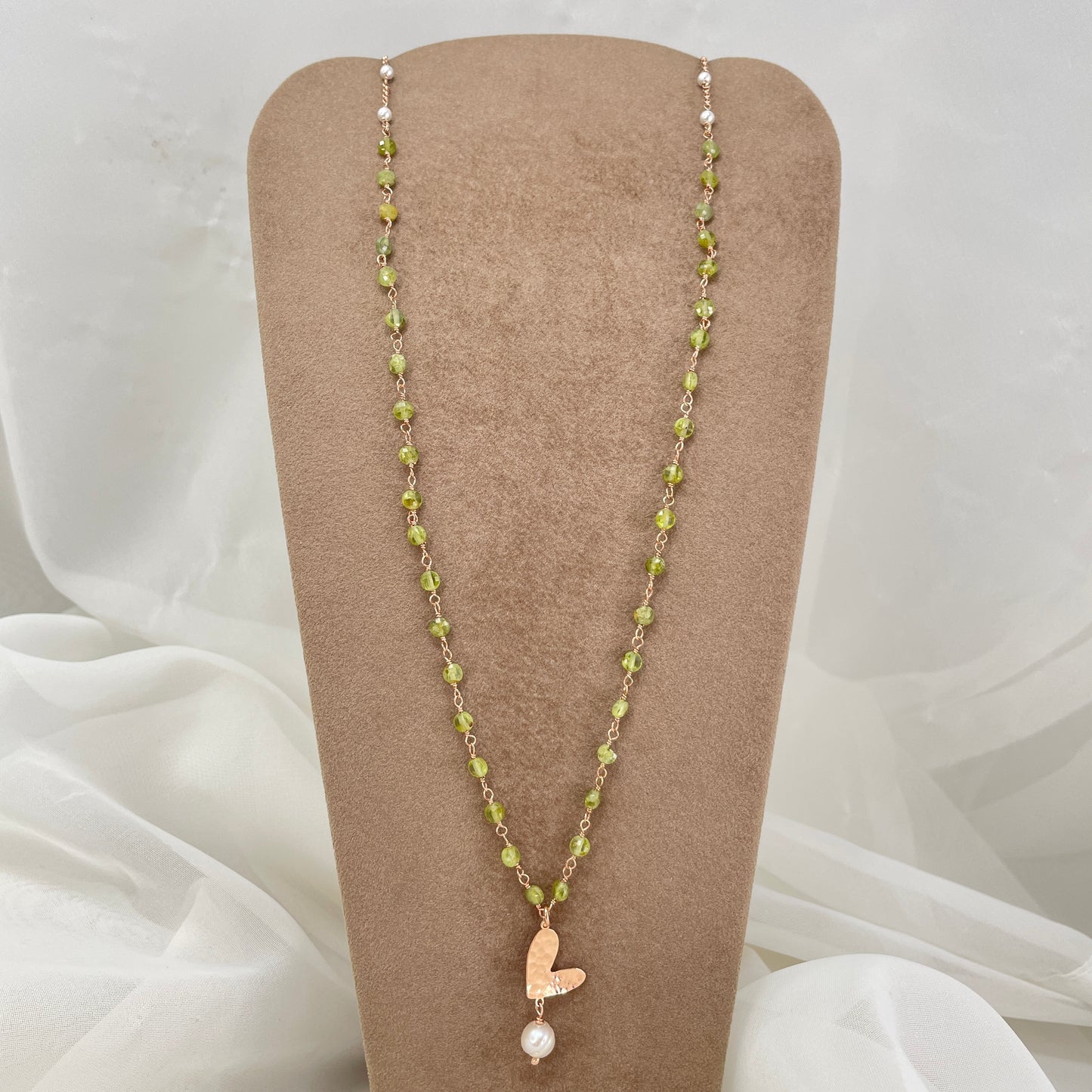 Collana cm 70 rado perle e pietre naturali sui toni del verde con soggetto battuto - Lumiere Bijoux