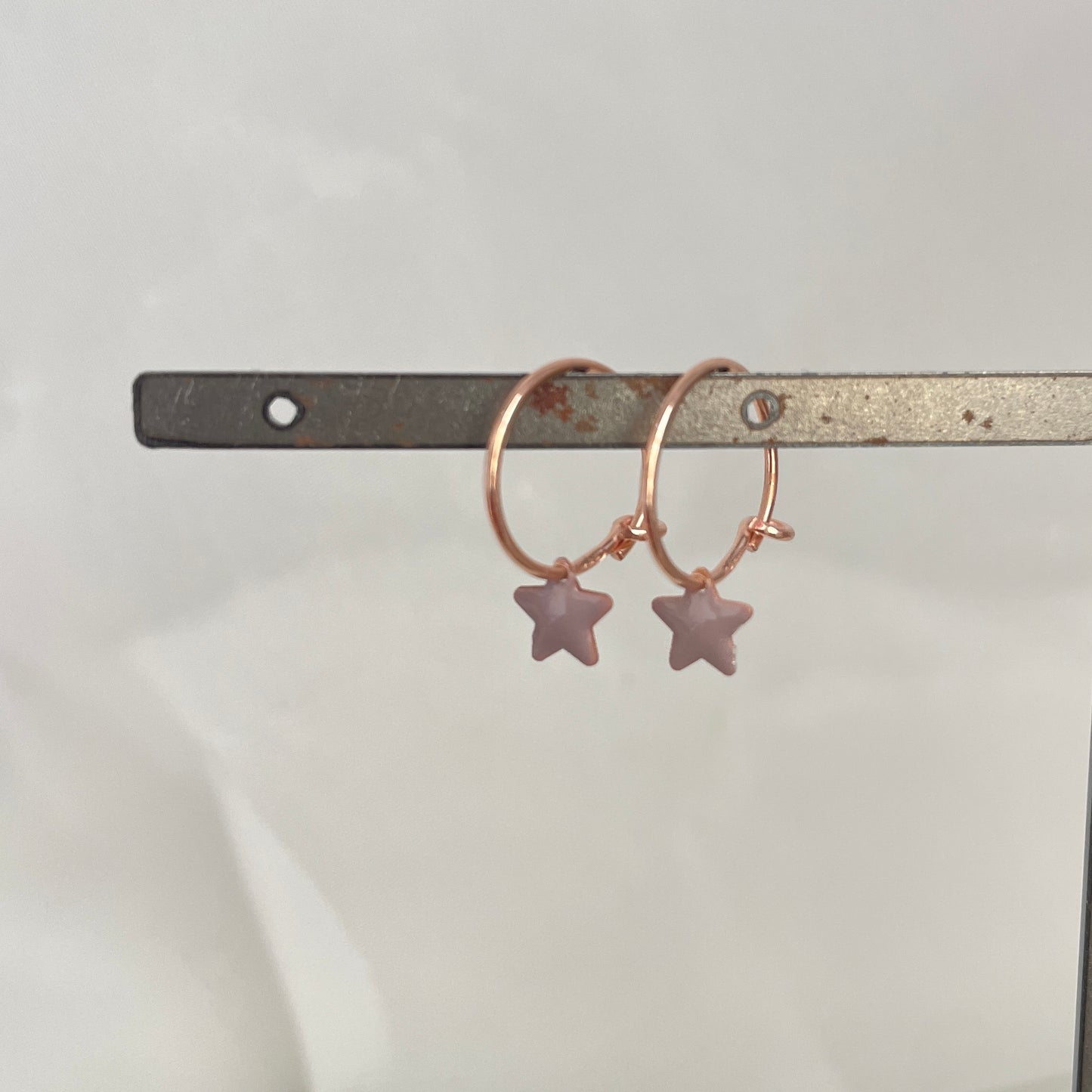 Coppia orecchini a filo da 1 cm con stella smaltata da 0,5 mm - pezzi unici - Lumiere Bijoux