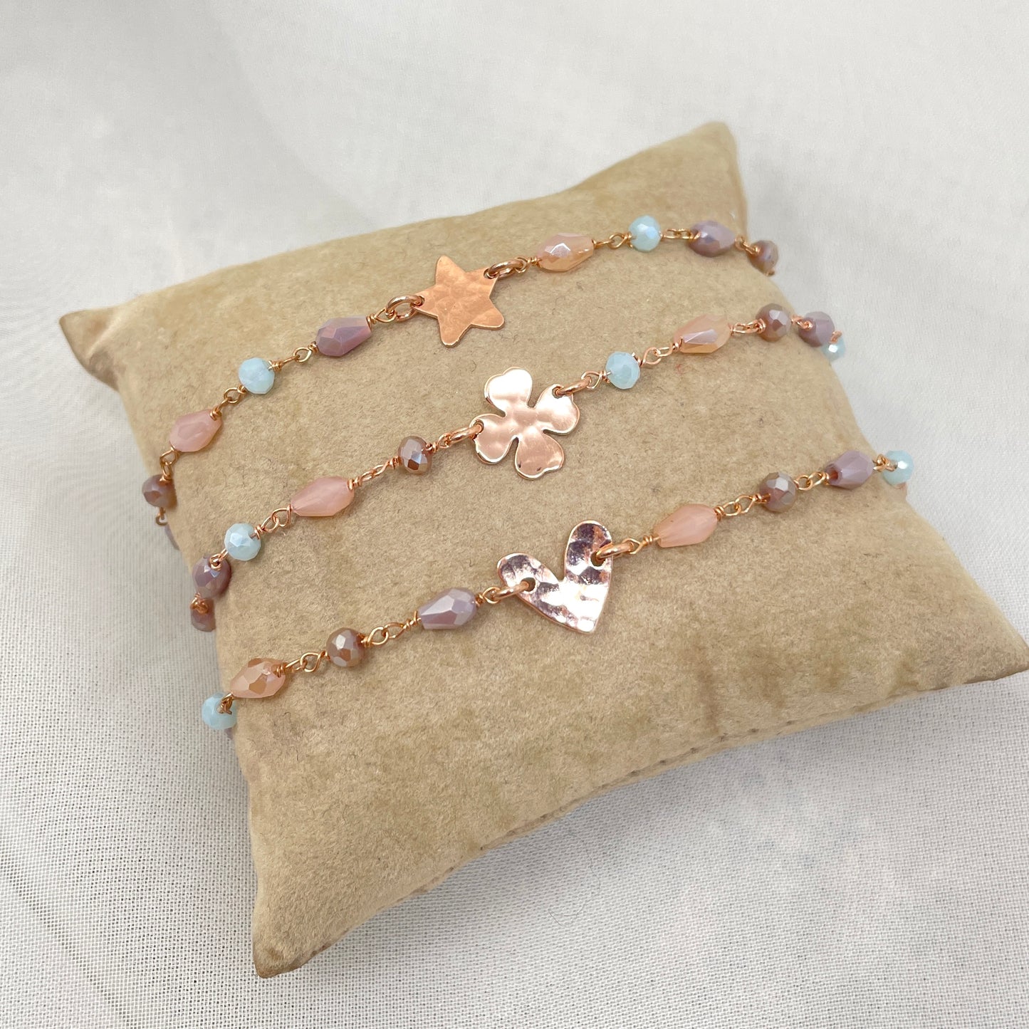 Bracciale cristalli azzurro e cipria cm 17 con soggetto battuto in linea rosè - pezzi unici