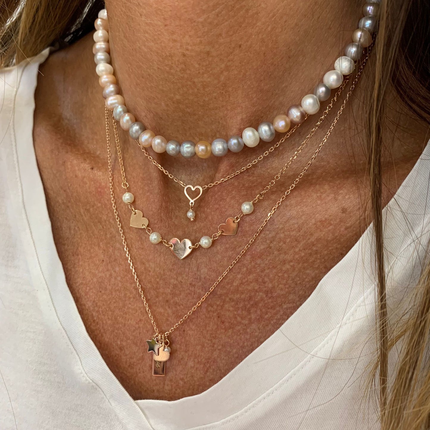 Collana catena rollò rosé cm40 più 2 di allungamento con perle bianche e 3 cuori in linea da 0,8 e 1 cm