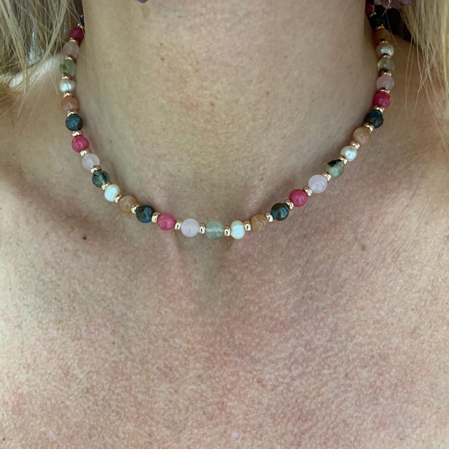 Collana pietre naturali multicolore alternata da perle bianche e sfere rosé Summer love