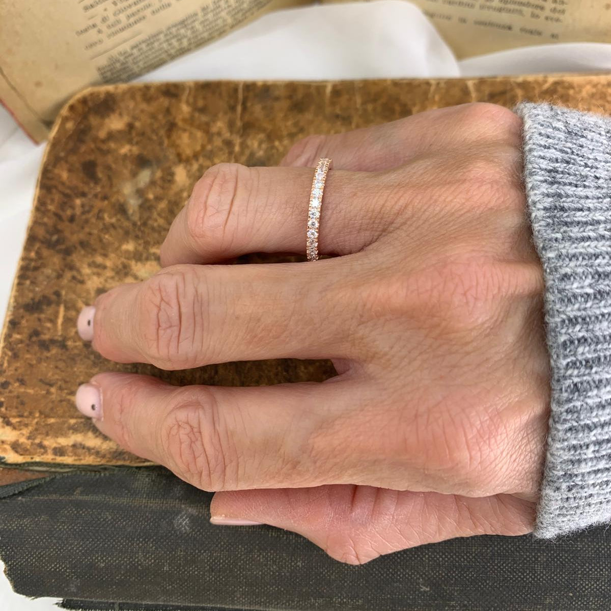 Anello Fedina eternity zirconi bianchi base rosé su misura - Lumiere Bijoux