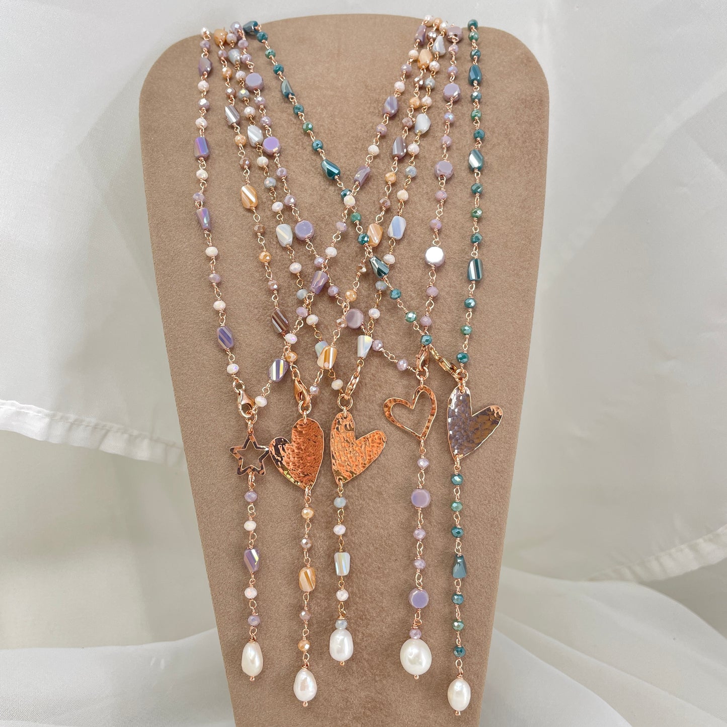 Collana cm 80 regolabile cristalli multiforma con soggetto battuto e perla pendente bianca - Lumiere Bijoux