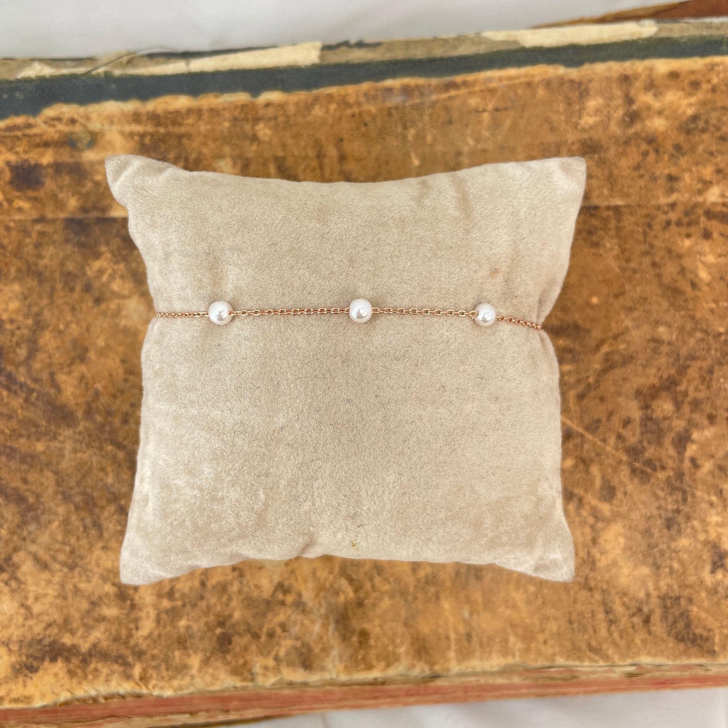 Bracciale rado perle con soggetto cm 17 - pezzi unici - Lumiere Bijoux