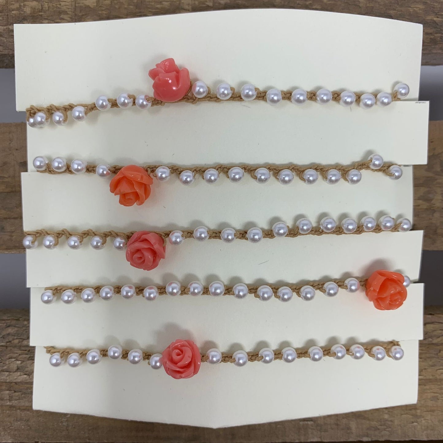 Bracciale elastico perle bianche con rosellina pesca