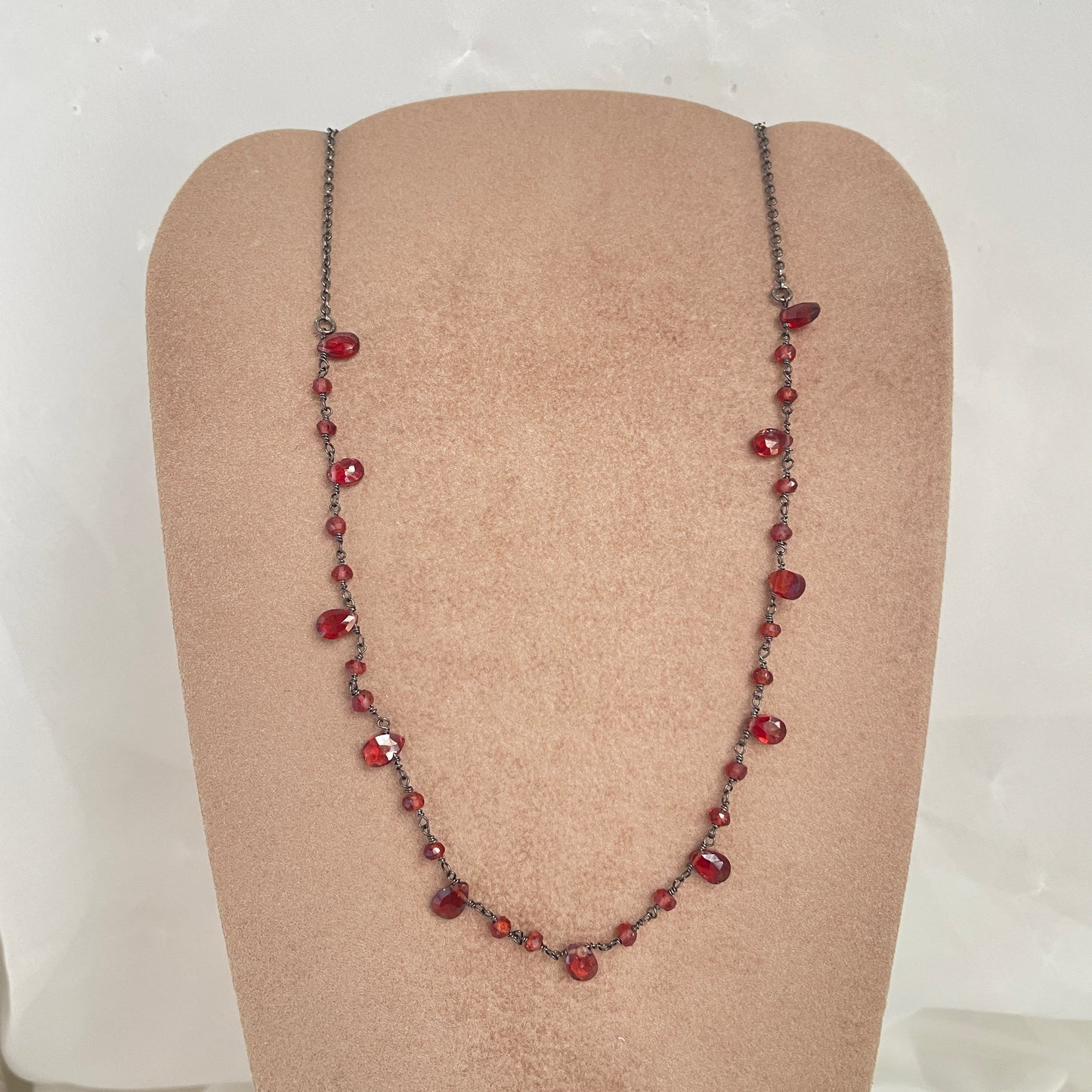 Collana catena rolló rutenio alternata a gocce e pietre granato cm 38 - pezzo unico