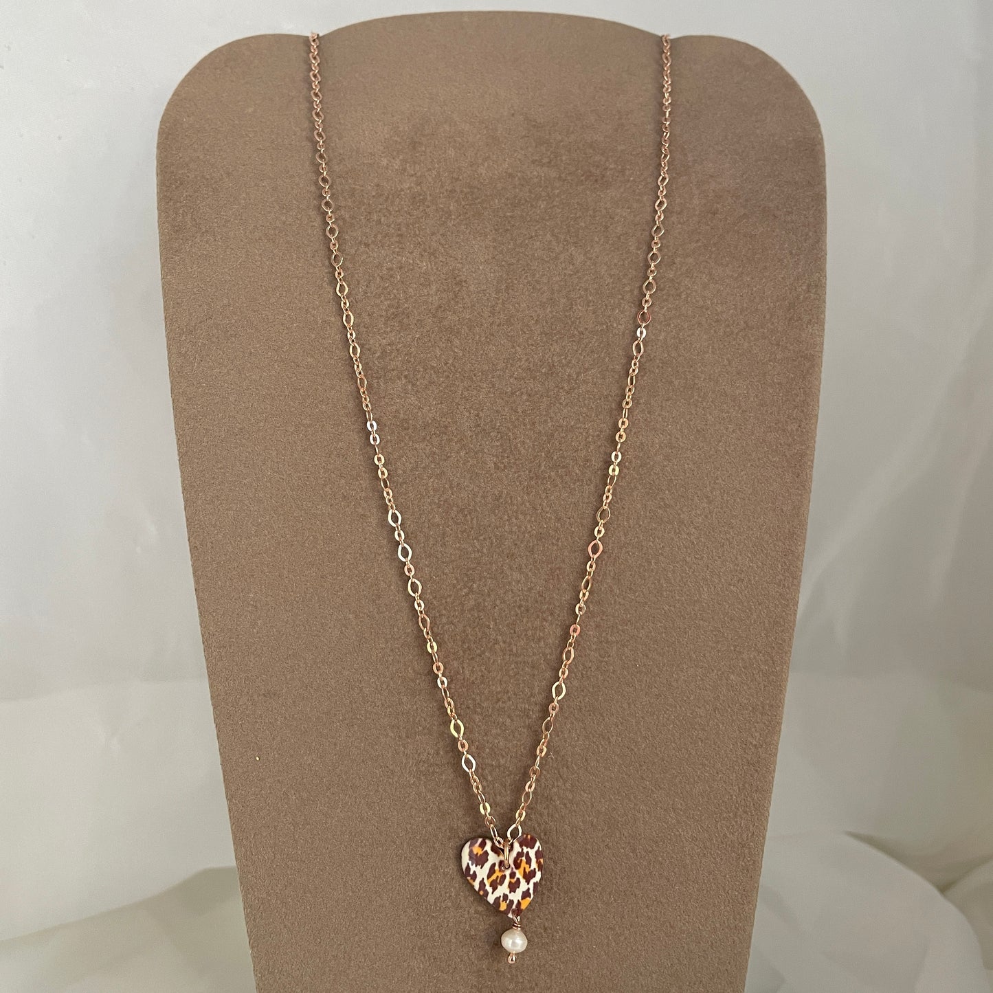 Collana catena rosè cm 50 con cuore leopardato e piccola perla pendente - Lumiere Bijoux