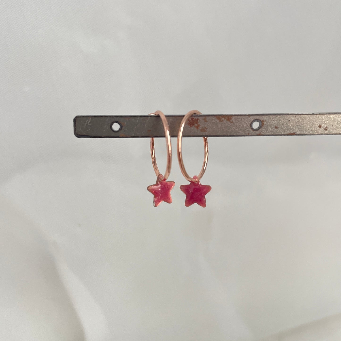 Coppia orecchini a filo da 1 cm con stella smaltata da 0,5 mm - pezzi unici - Lumiere Bijoux