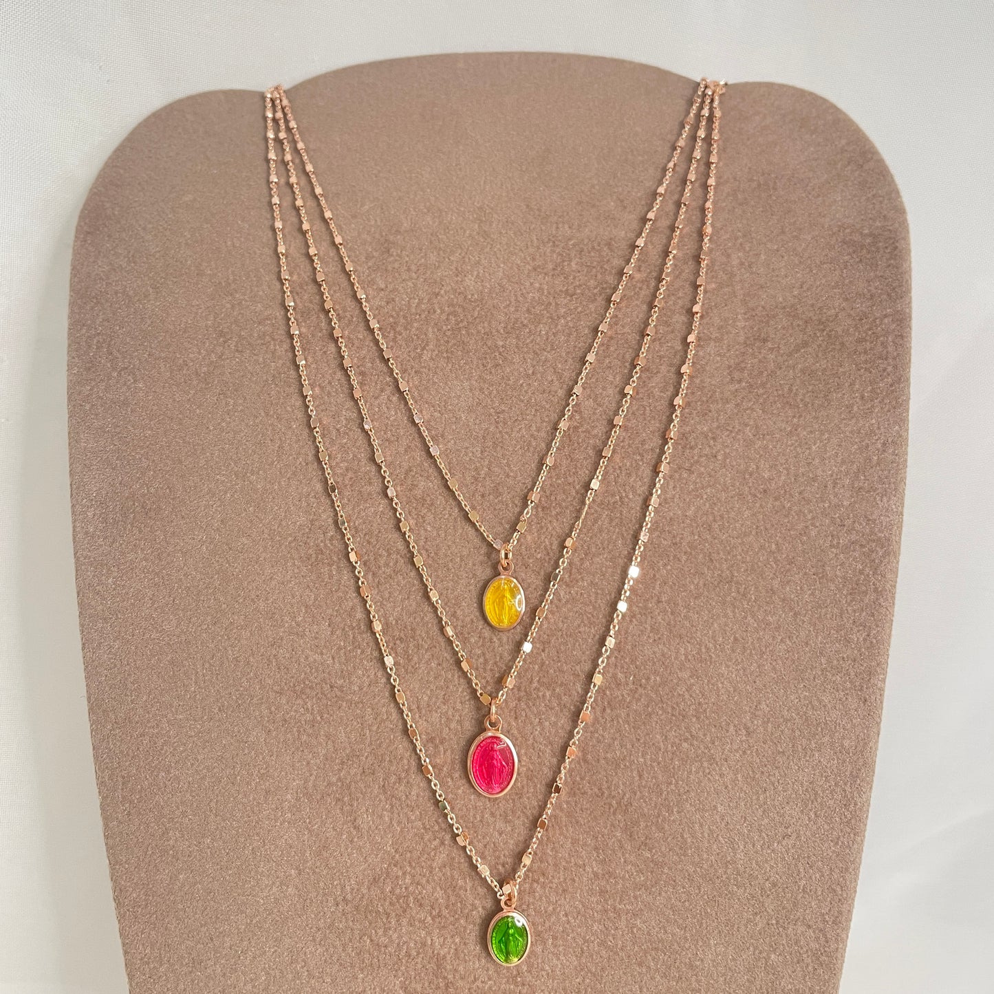 Collana catena dadini cm 35 con madonnina da 1 cm smaltata - pezzi unici - Lumiere Bijoux