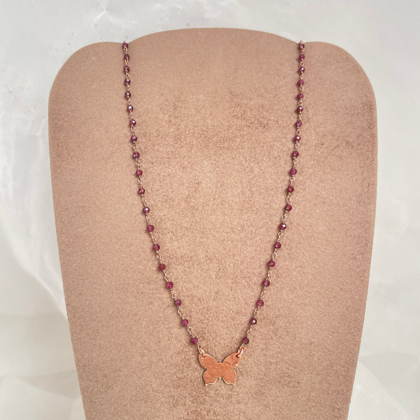 Collana cm 40 micro cristalli con farfalla battuta da 1,5 cm in linea - pezzi unici