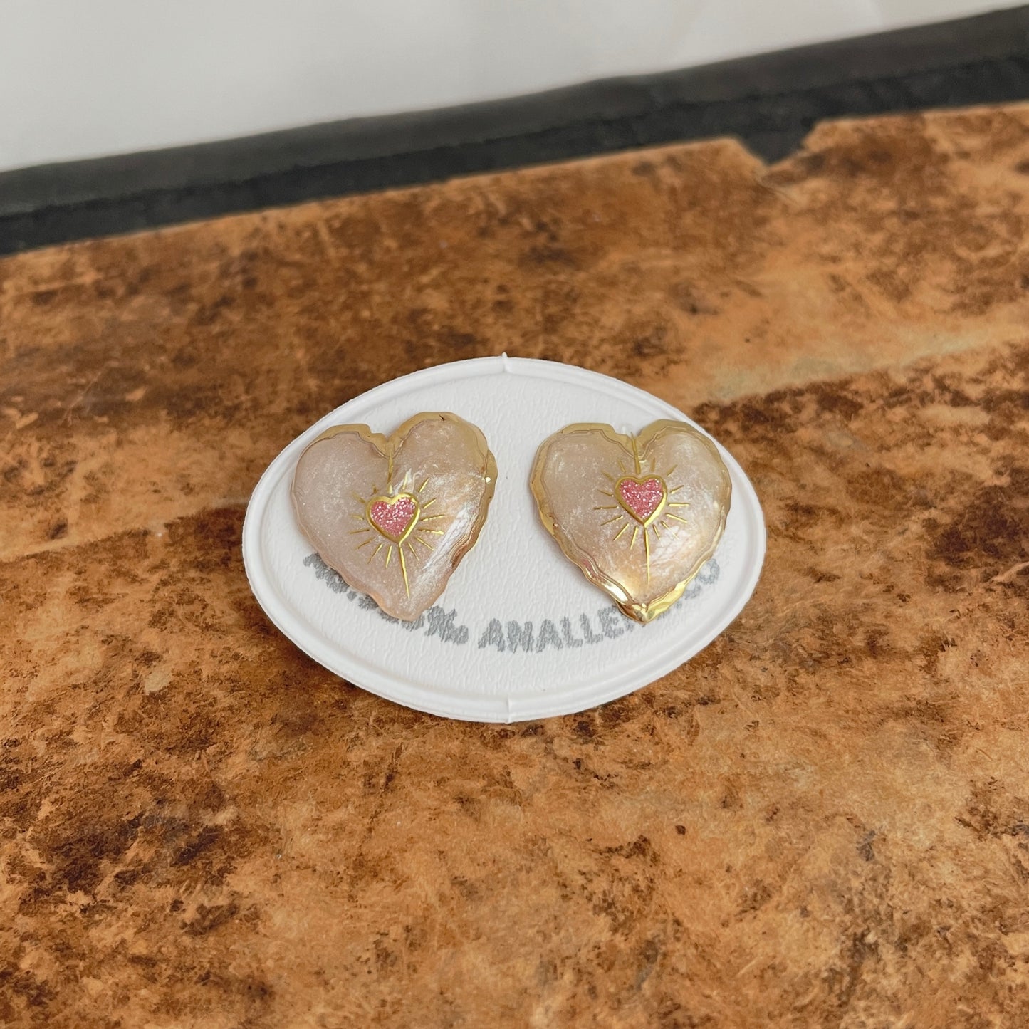 Coppia orecchini lobo Devoti a forma di cuore da 1,8 cm laccati con micro cuore glitter smaltato e raggi dorati base oro giallo - pezzi unici - Lumiere Bijoux