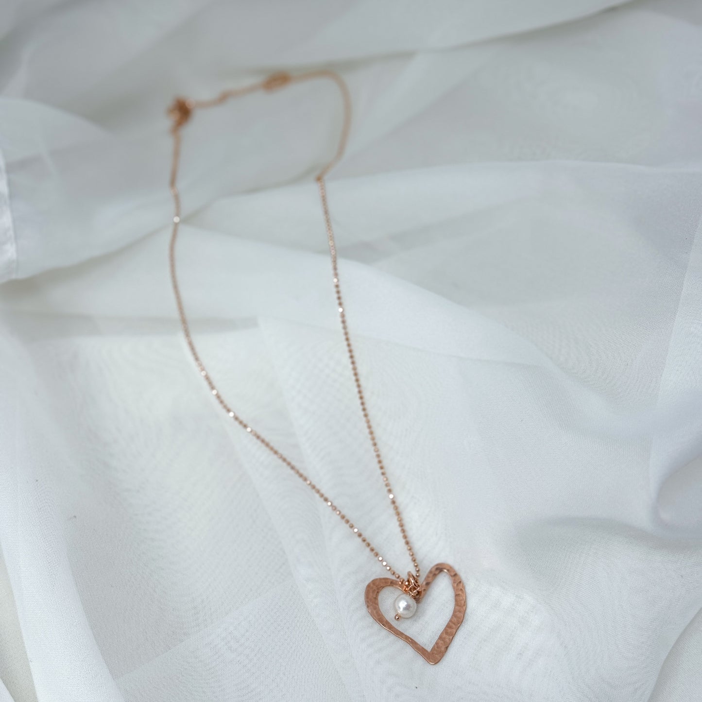 Collana lunga catena veneziana cm 60 con cuore corazon da 3 cm e perla pendente - Lumiere Bijoux