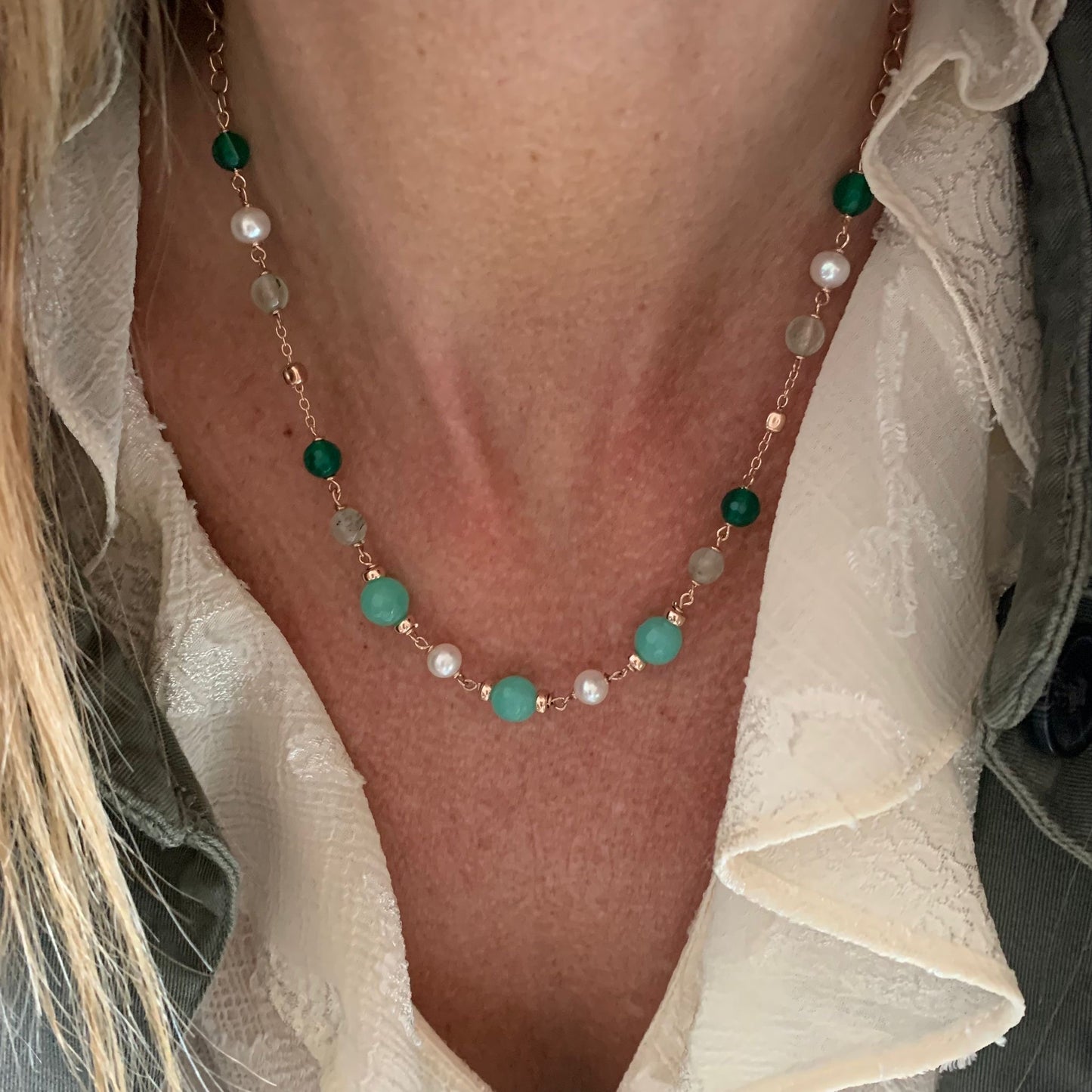 Collana / bracciale rosè cm 38 più 5 di allungamento con perle bianche e pietre naturali verdi e tiffani