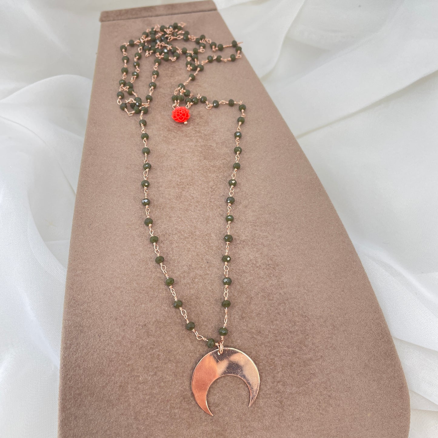 Collana cristalli incatenati verde oliva su base metallo bagnato oro rosa cm 90 - Lumiere Bijoux