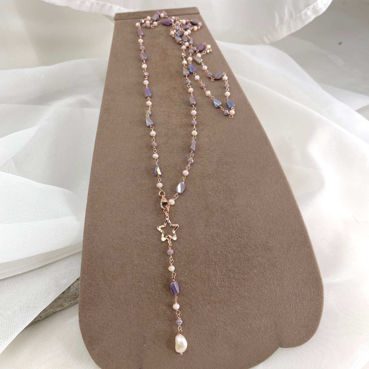 Collana cm 80 regolabile cristalli multiforma con soggetto battuto e perla pendente bianca - Lumiere Bijoux