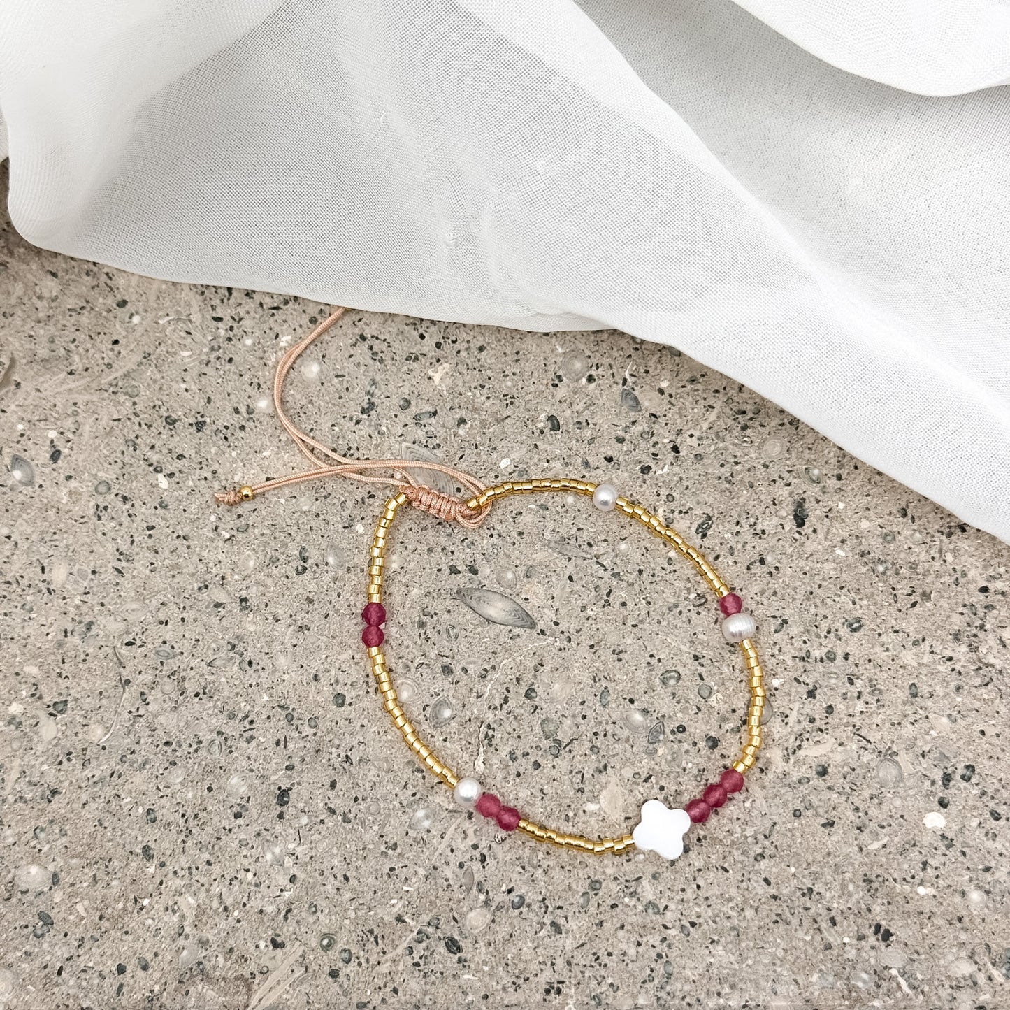 Bracciale cordino regolabile miyuki micro rondelle oro giallo alternate a pietre tormalina rosa e conchiglia ottone - Lumiere Bijoux