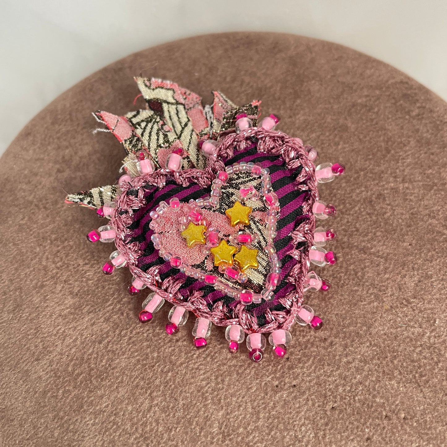 Spilla a cuore sacro in tessuto ricamato e perline - pezzi unici - Lumiere Bijoux