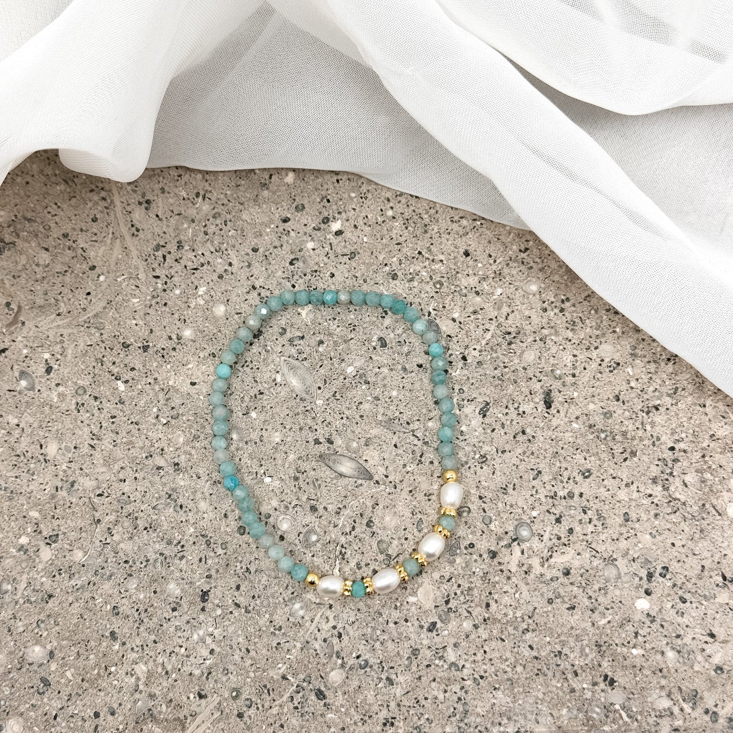 Bracciale cristalli alternati a perle risino naturali bianche e rondelle ottone - Lumiere Bijoux