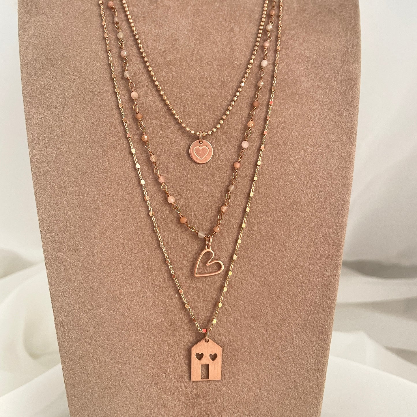 Collana tre fili micro cristalli cipria cuore mikonos vuoto, cialdina e casetta satinata - pezzo unico - Lumiere Bijoux