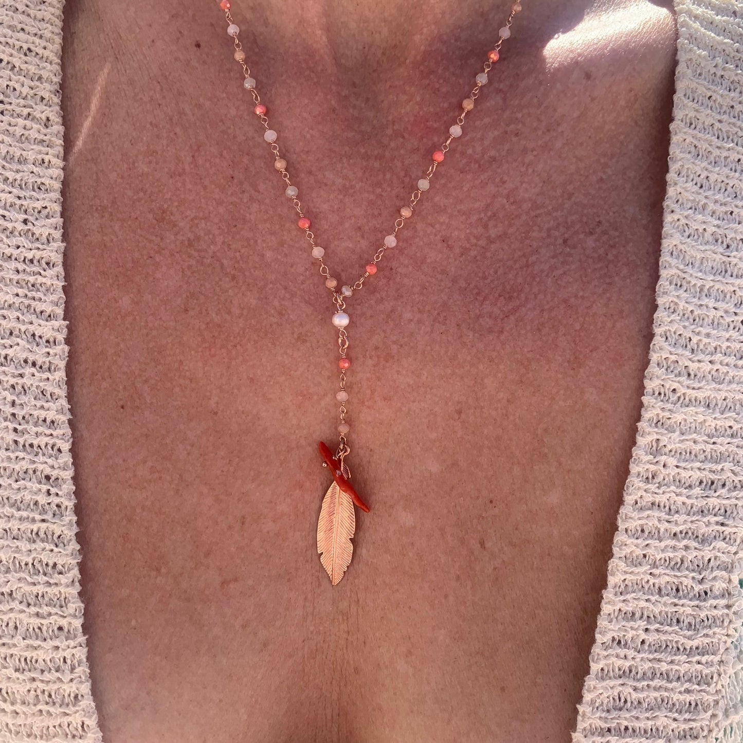 Collana cristalli multicolore arancio con piuma e corallo rosso cm 45 più 5 di allungamento
