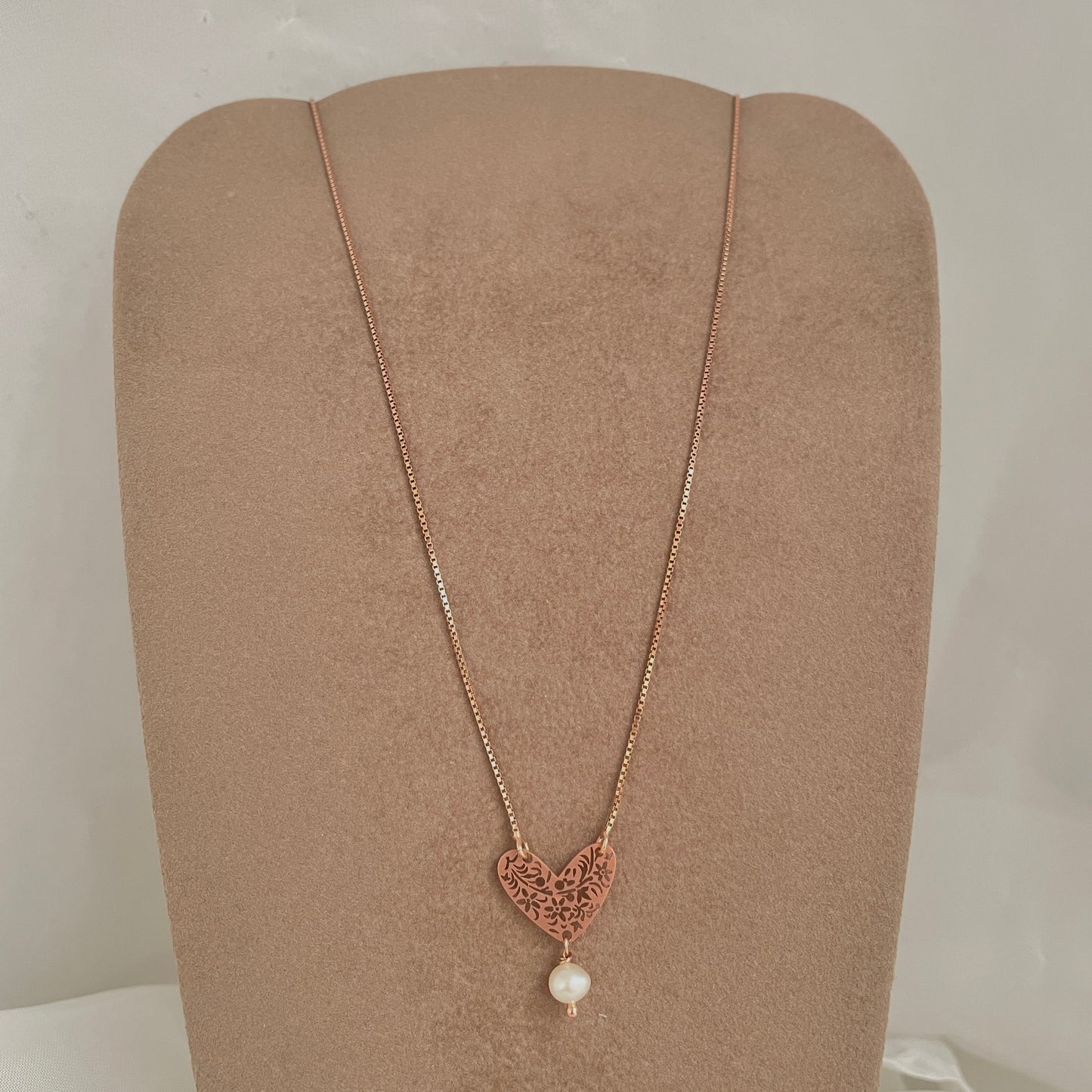 Collana catena veneziana cm 40 con cuore romantico in linea e perla bianca pendente