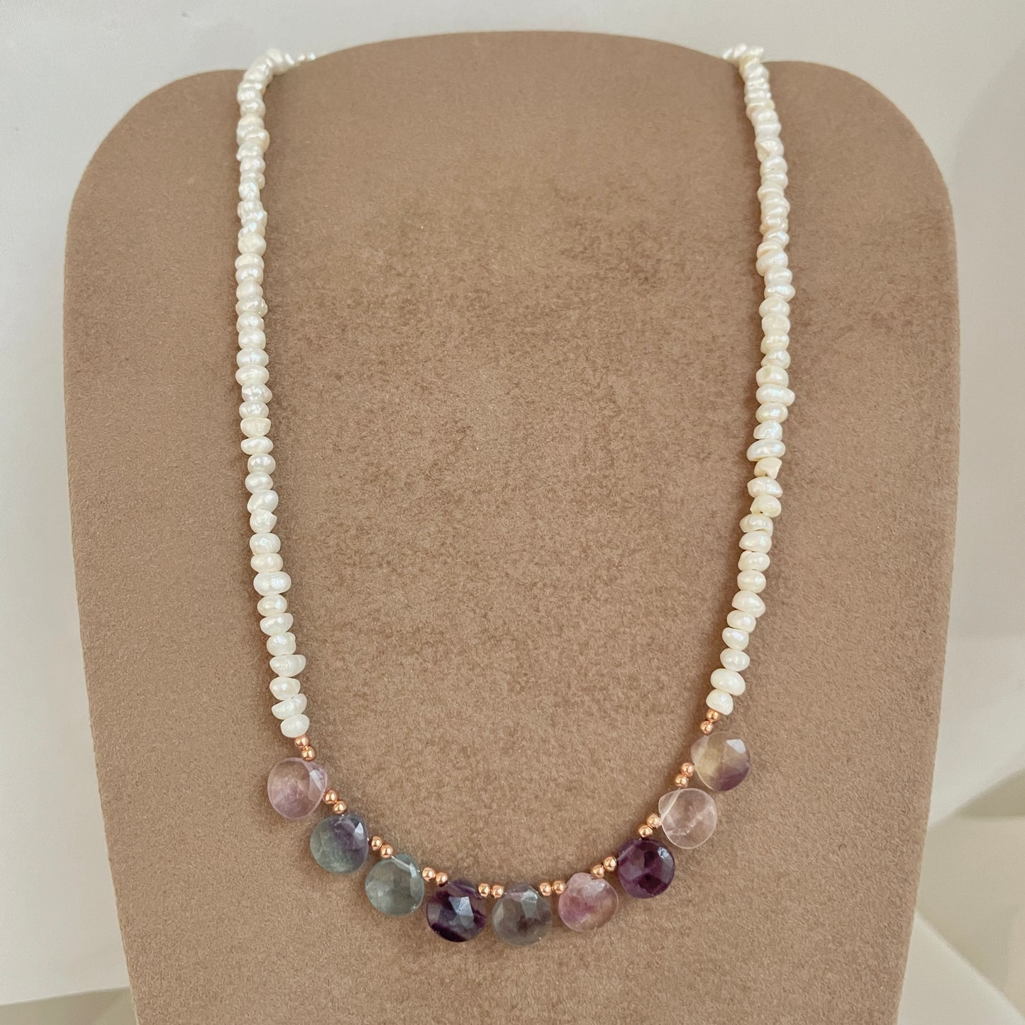 Collana Panarea perle conchiglia irregolari bianche e pietre cm 36 - Lumiere Bijoux