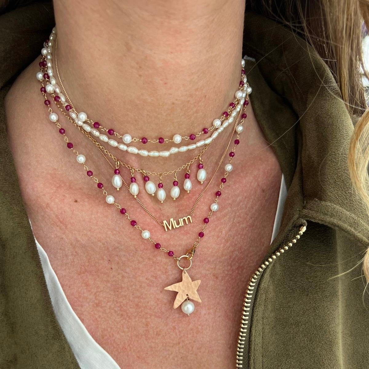 Collana lunga o a due fili cm 75 pietre rubino e perle sintetiche con stella satinata battuta e perla bianca - Lumiere Bijoux