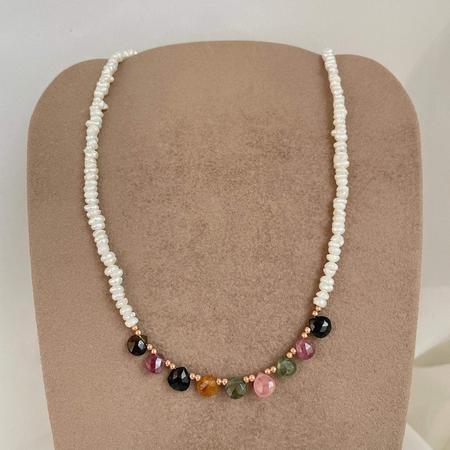 Collana Panarea perle conchiglia irregolari bianche e pietre cm 36 - Lumiere Bijoux