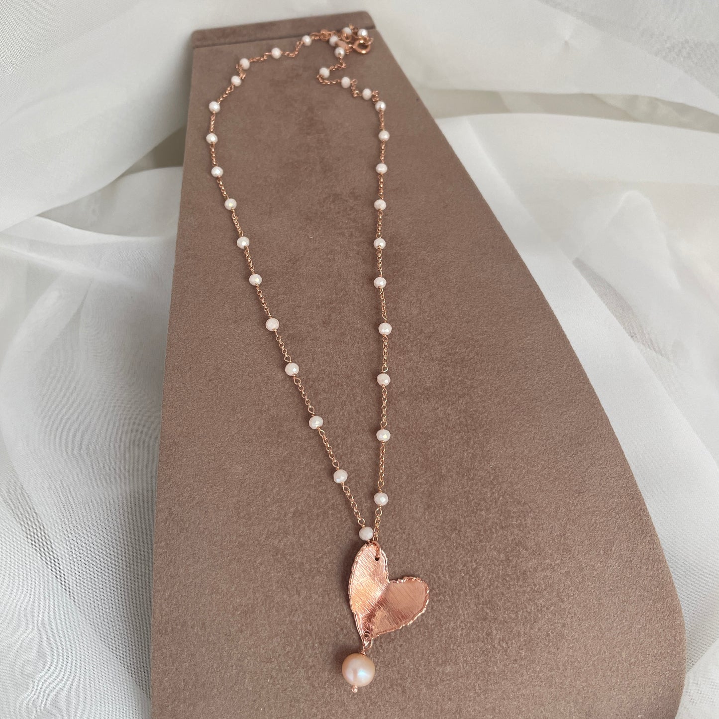 Collana rado cristalli rosa cangianti cm 50 con cuore foglia satinato con perla rosa tonda pendente