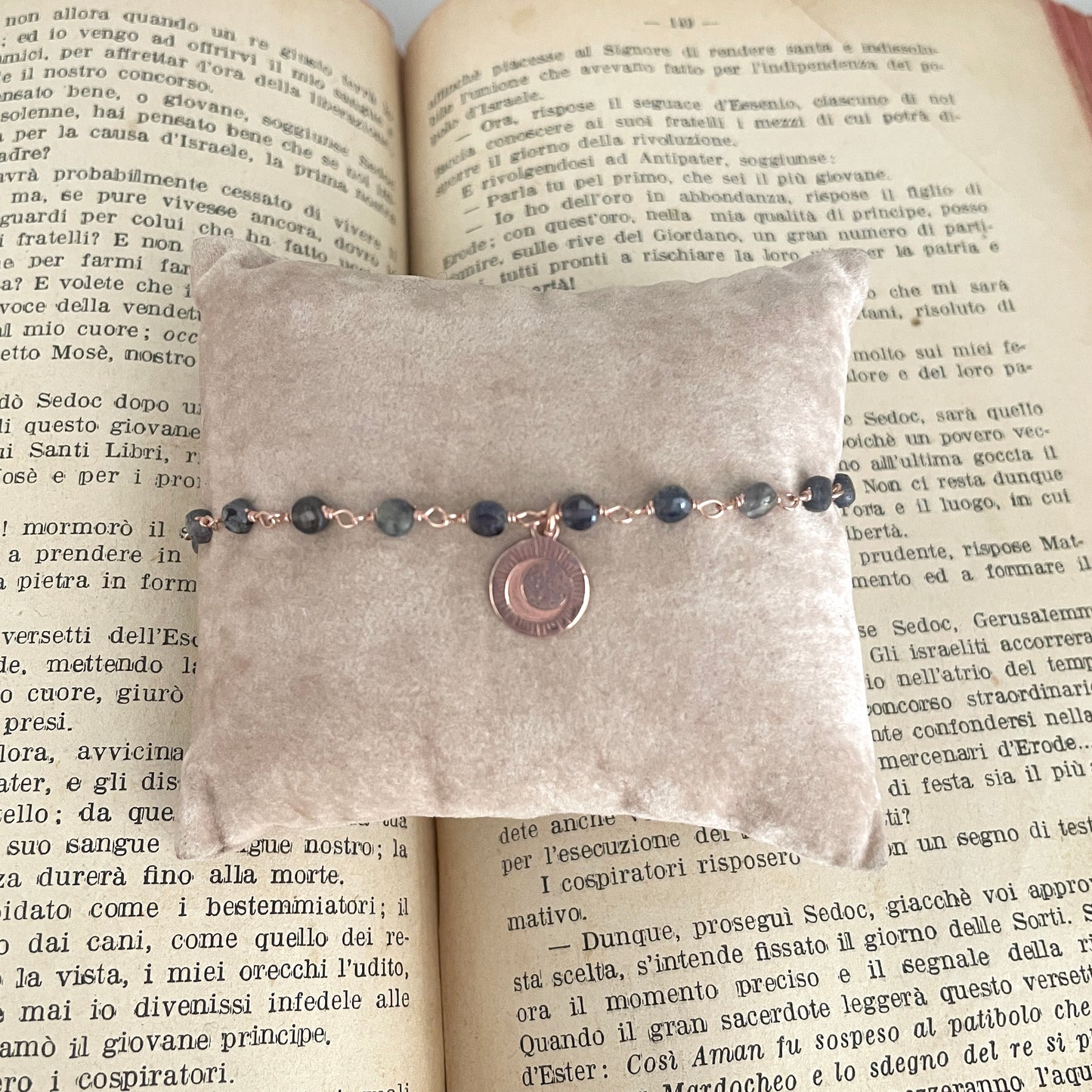 Bracciale pietre blu notte con cialdina con luna cm 17 - pezzi unici - Lumiere Bijoux