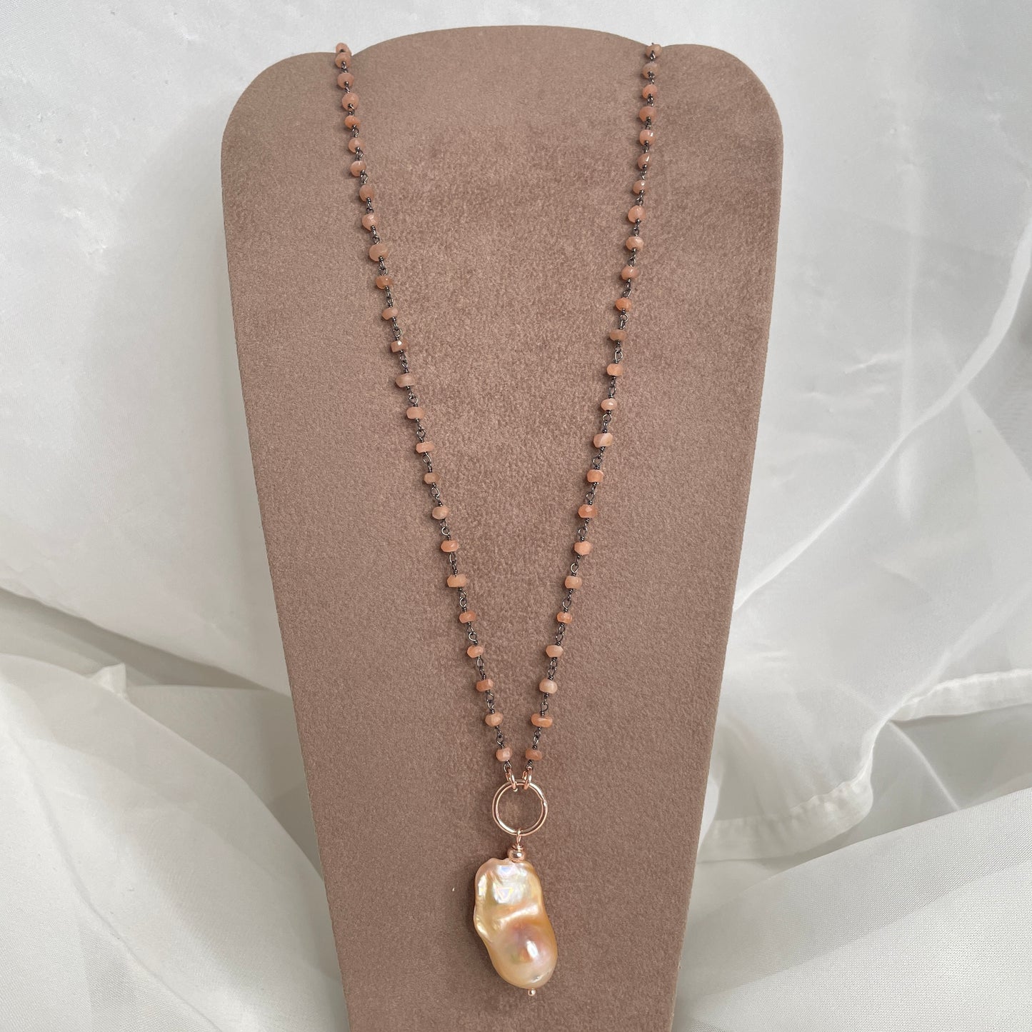 Collana cm 70 catena rolló rutenio e pietre con perla barocca naturale rosa - pezzi unici - Lumiere Bijoux