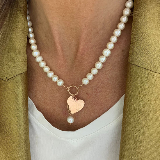 Collana perle bianche diametro 0,8 mm rosè cm 38 più 5 di allungamento con cuore pendente battuto da 2 cm