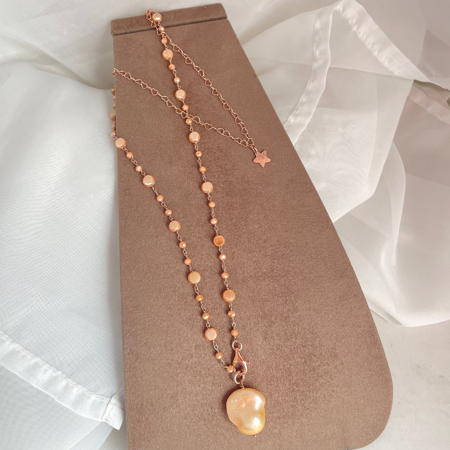 Collana lunga trasformabile cristalli multiforme cipria e cuori vuoti con perla barocca naturale champagne cm 75 - pezzo unico - Lumiere Bijoux