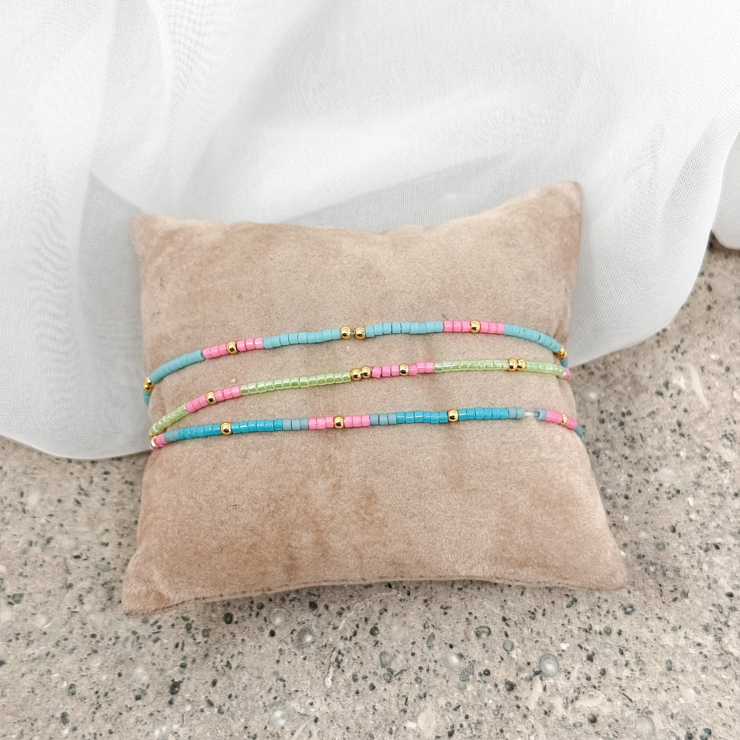 Bracciale elastico miyuki micro rondelle colorate alternate a micro sfere oro giallo ottone - Lumiere Bijoux