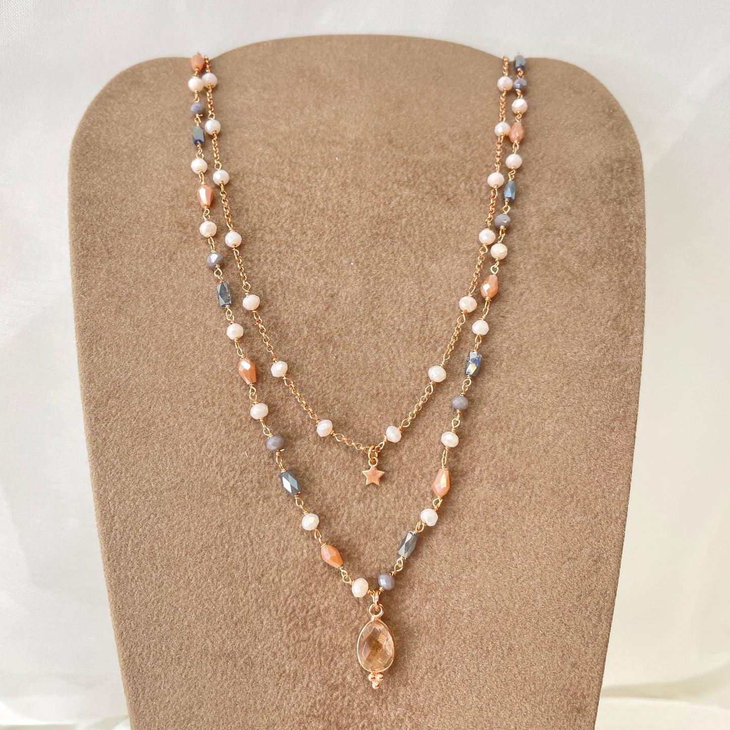 Collana a due fili cristalli rosa cangianti, grigi, fango con pietra a goccia fumè da 1,5 cm - Lumiere Bijoux