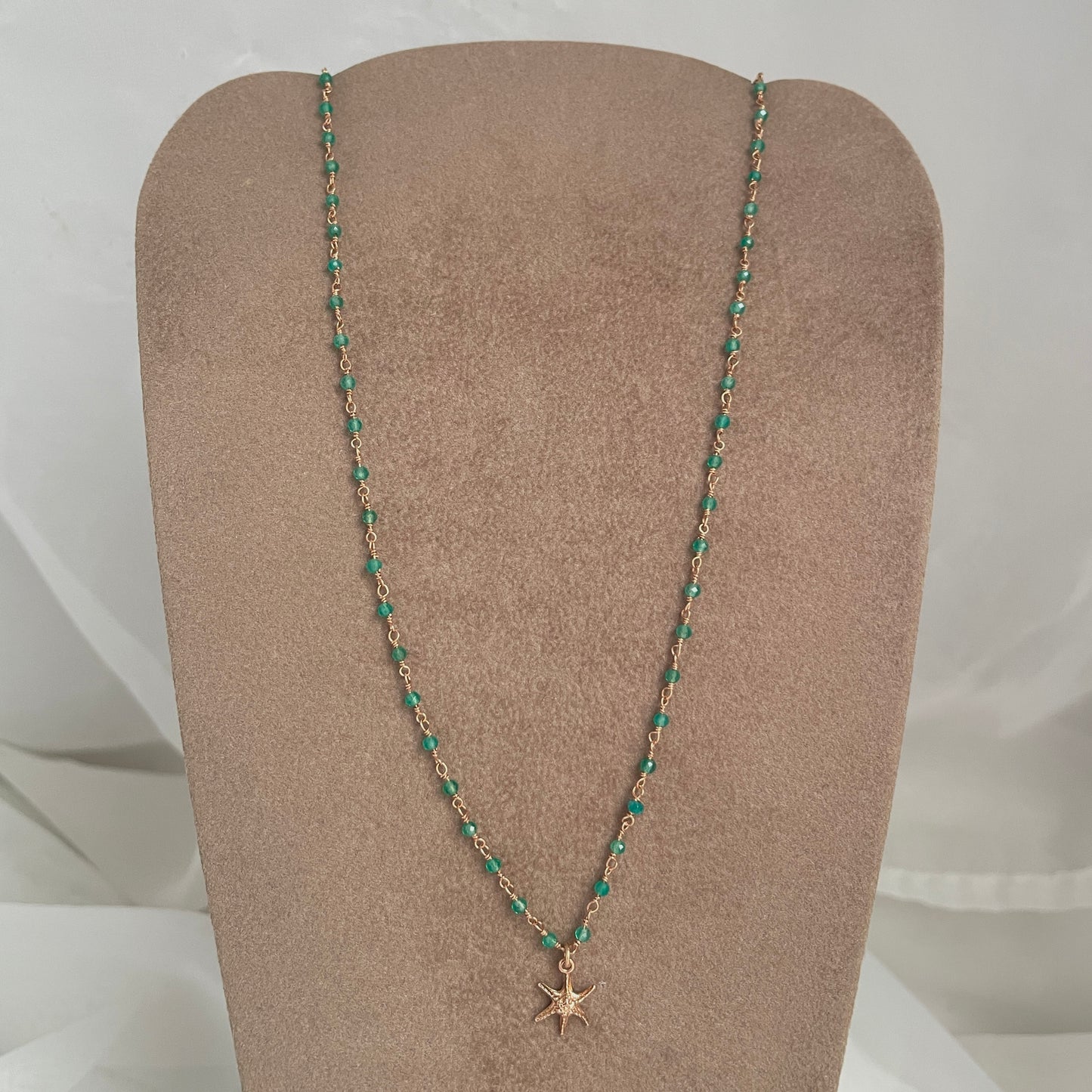 Collana micro cristalli verdi cm 40 con stella marina da 1 cm - pezzo unico
