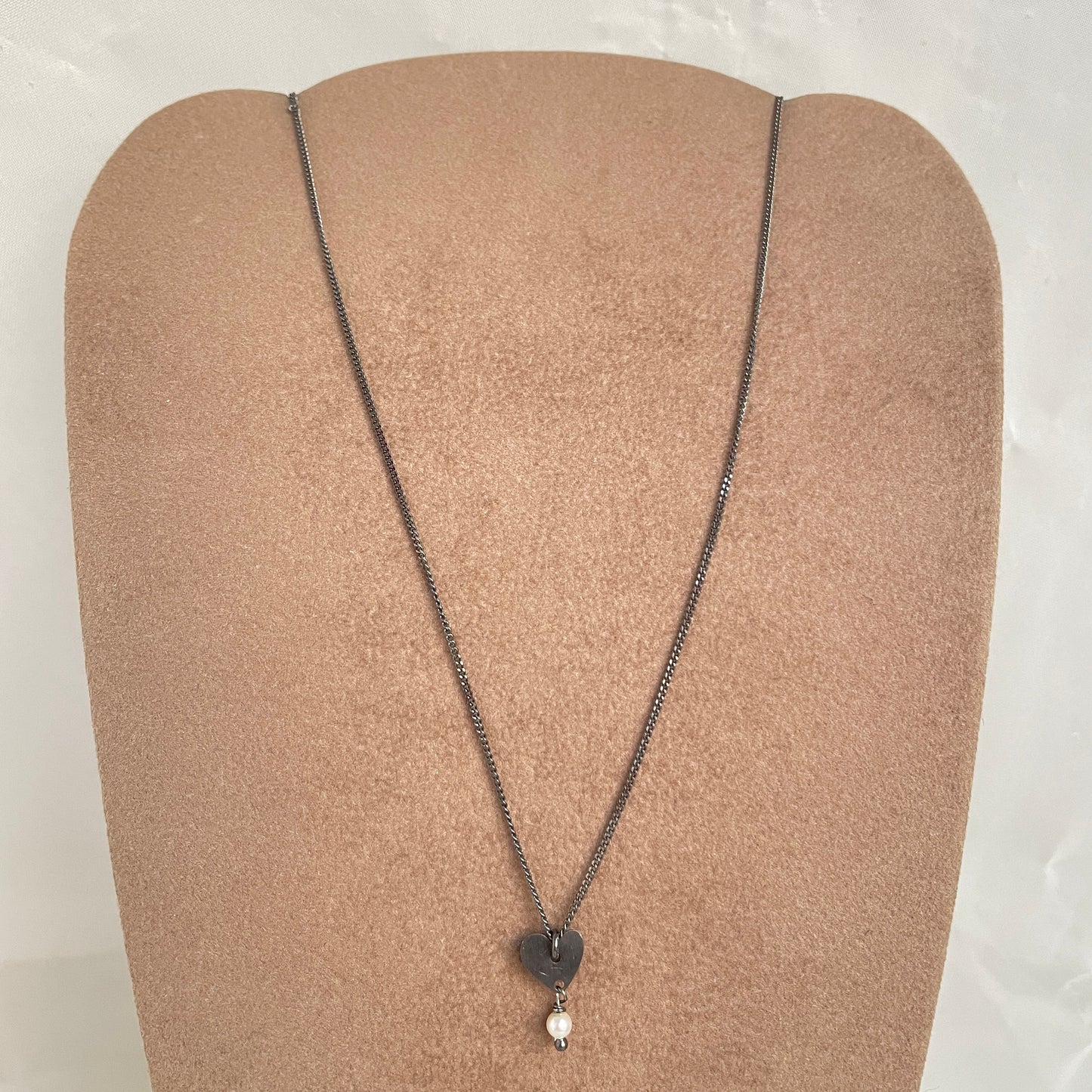 Collana catene grumette rutenio cm 35 con cuore satinato da 0,8 mm e piccola perla bianca - pezzo unico - Lumiere Bijoux