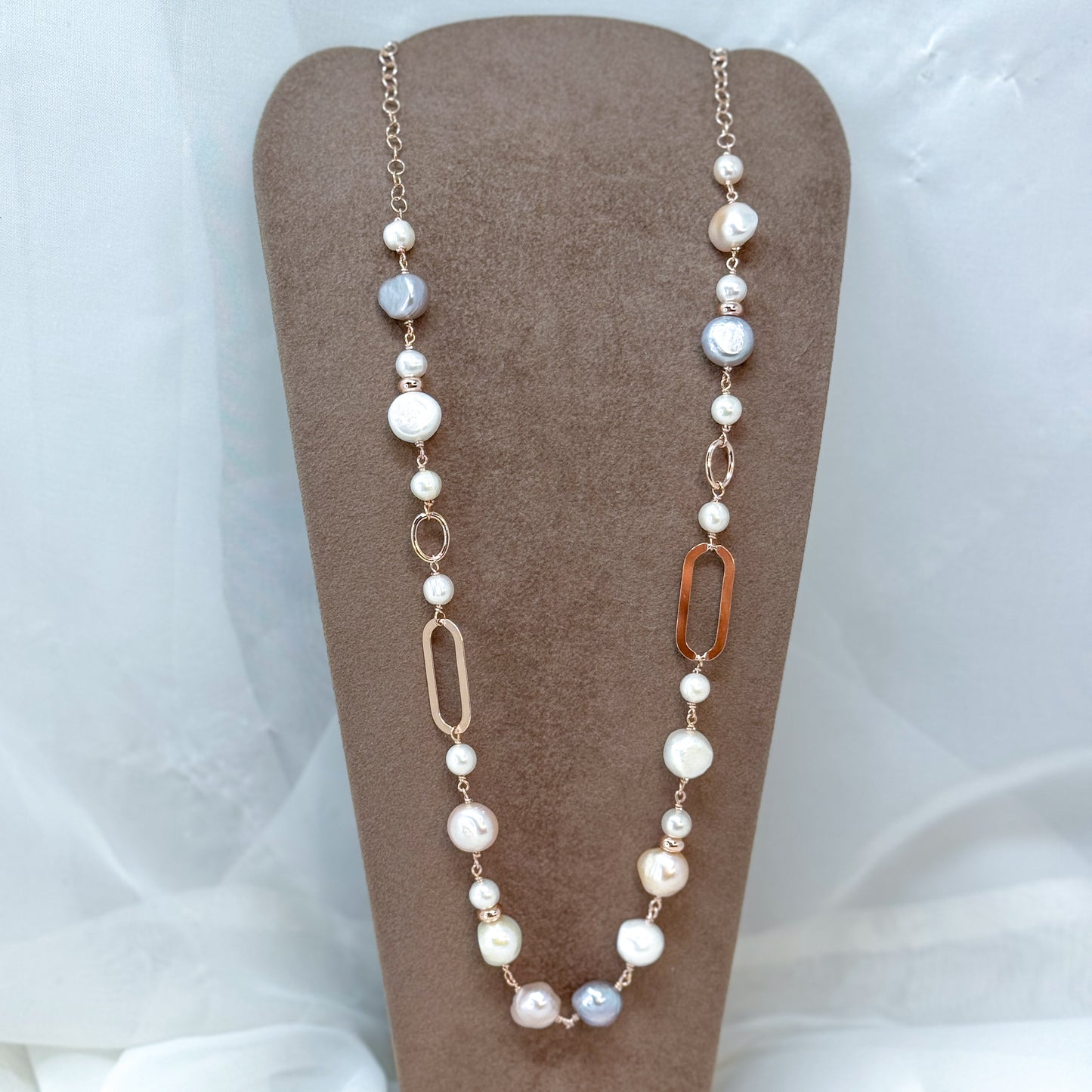 Collana Michela cm 40 perle sassetto rosa bianche lilla e grigio alternate ed elementi ovali piatti in argento rosé - Lumiere Bijoux