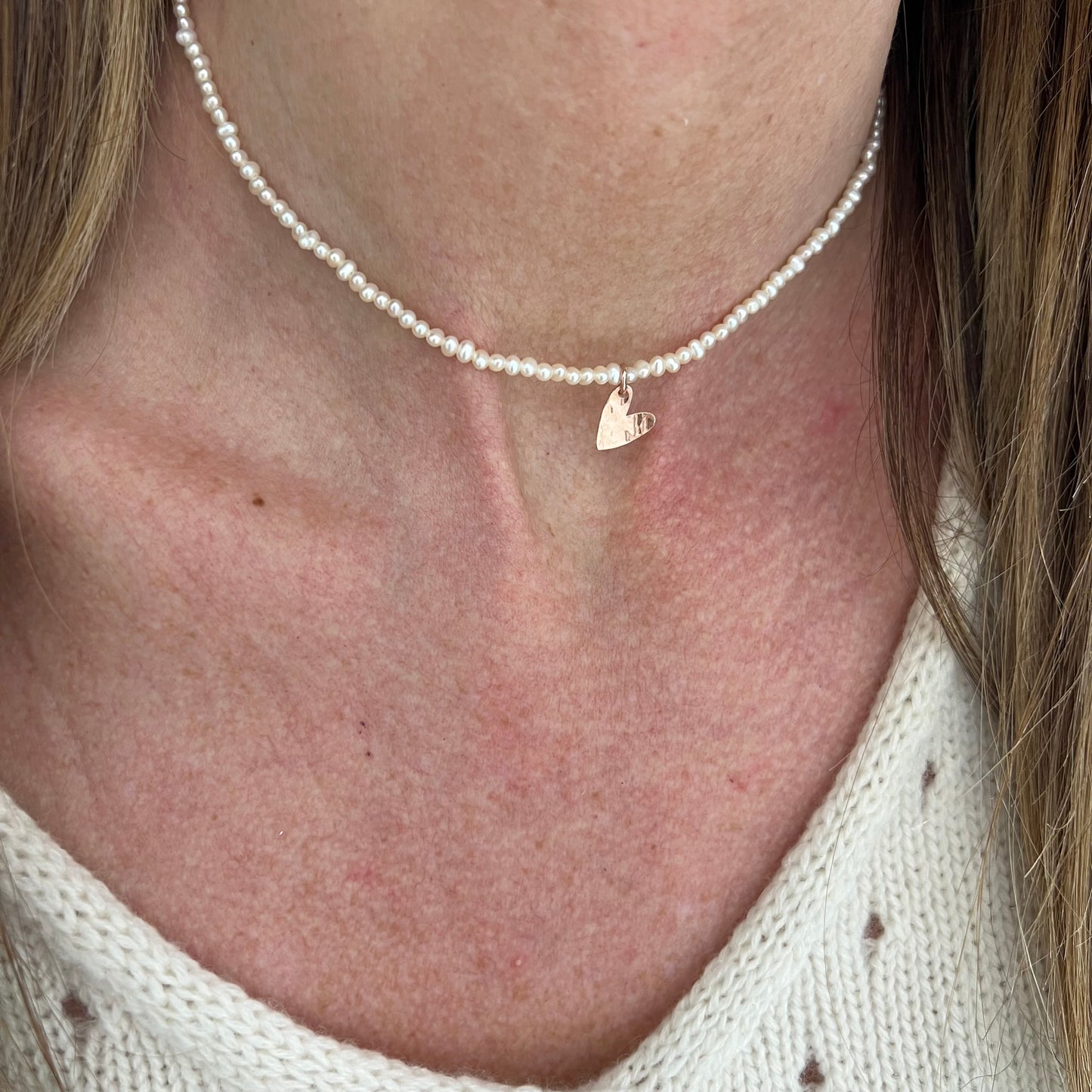 Collana choker cm 35 perle micro tonde irregolari con cuore allungato battuto da 1 cm - Lumiere Bijoux