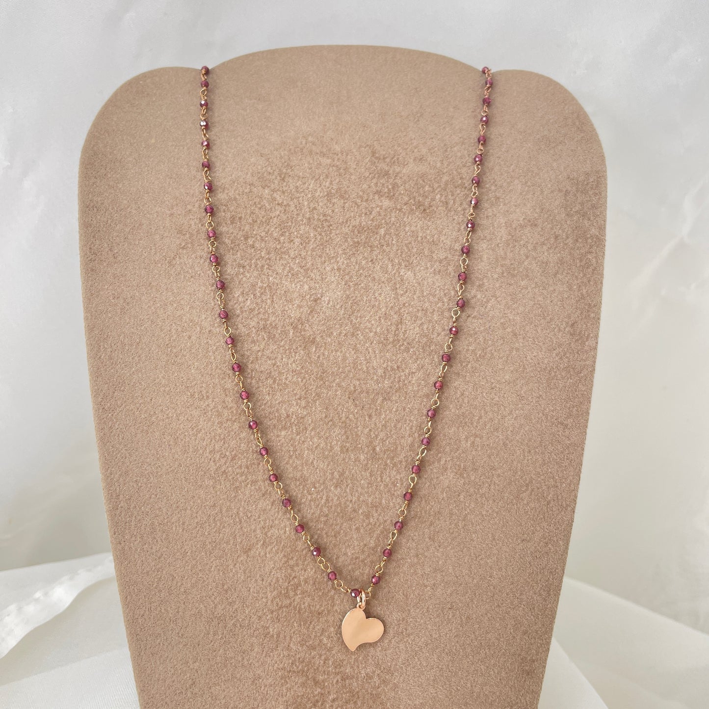 Collana micro cristalli granato cm 40 con cuore da 1 cm - Lumiere Bijoux