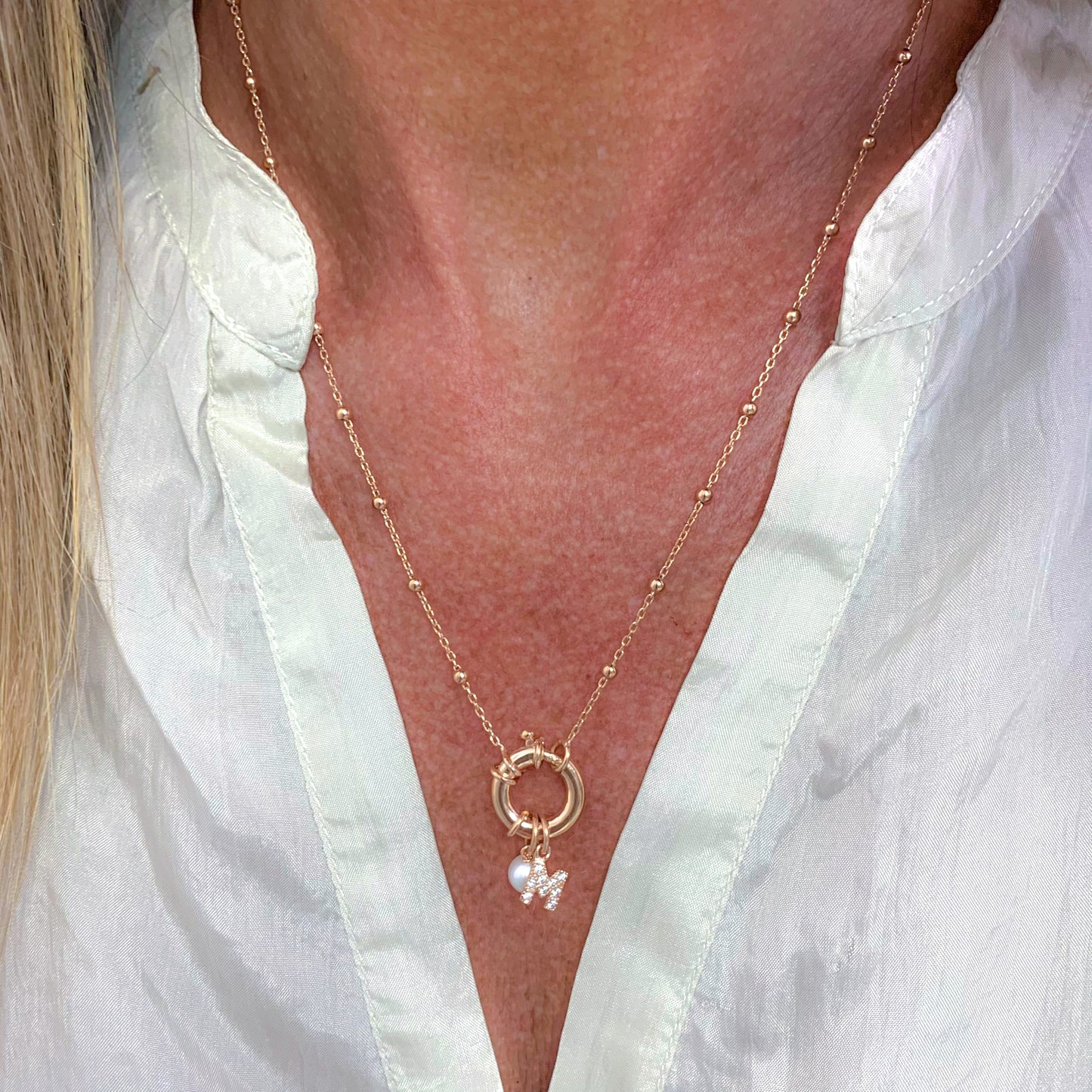 Collana personalizzata catena rosario cm 50 con anello moschettone centrale e iniziale + perla pendente - Lumiere Bijoux