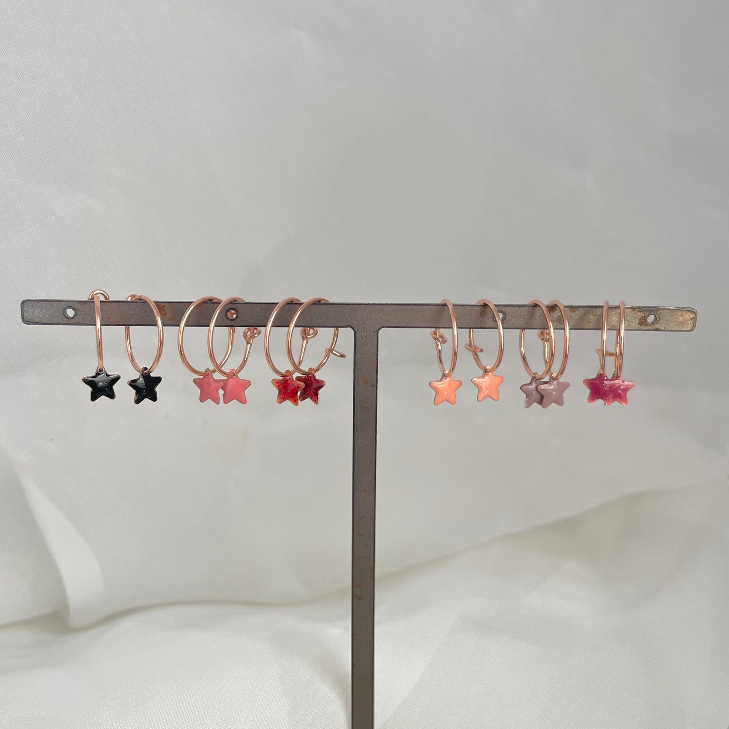 Coppia orecchini a filo da 1 cm con stella smaltata da 0,5 mm - pezzi unici - Lumiere Bijoux