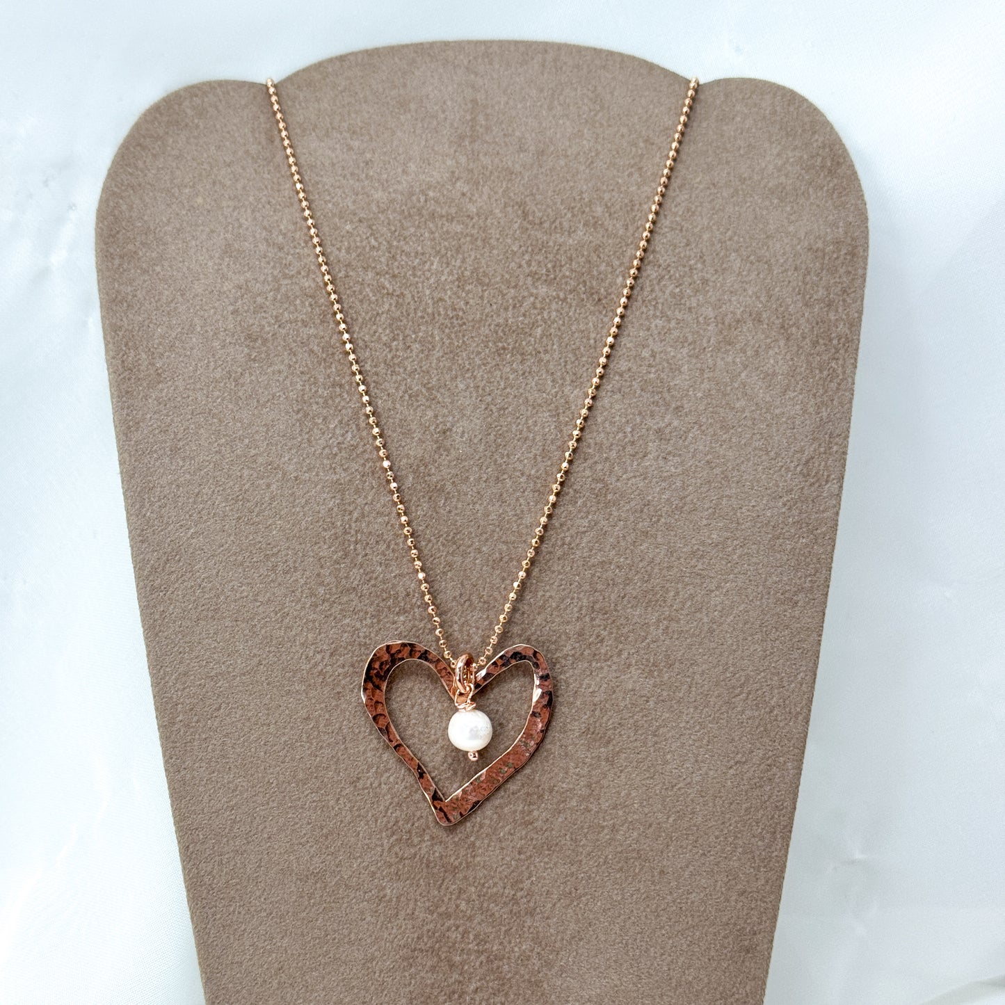 Collana lunga catena veneziana cm 60 con cuore corazon da 3 cm e perla pendente - Lumiere Bijoux