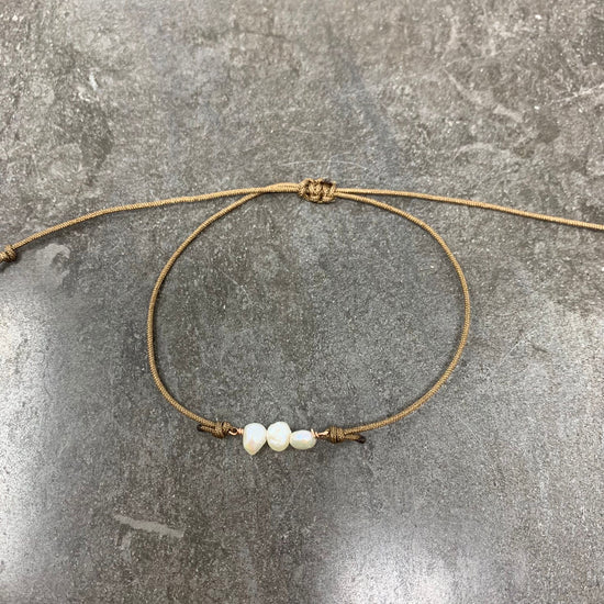 Bracciale cordino regolabile con perle bianche irregolari in linea