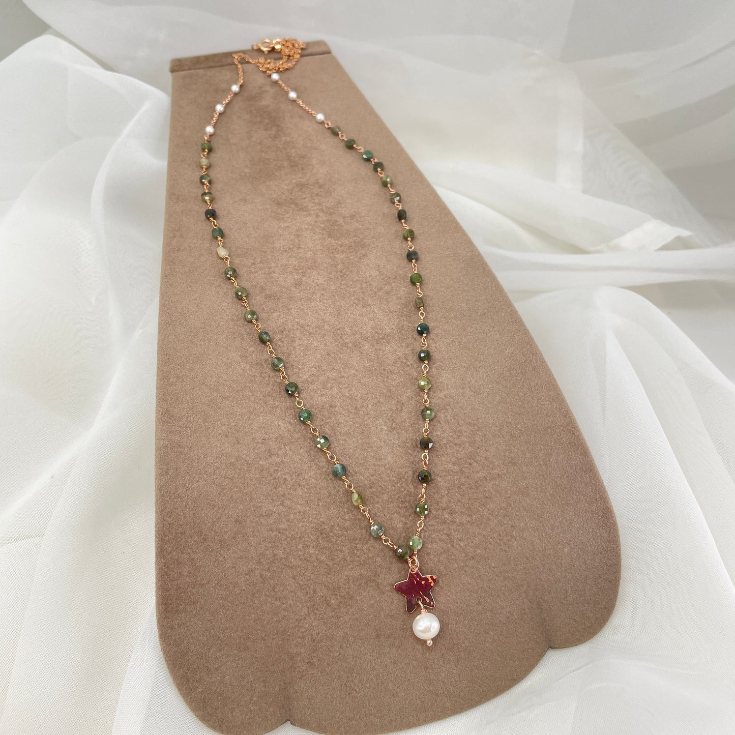 Collana cm 70 rado perle e pietre naturali sui toni del verde con soggetto battuto - Lumiere Bijoux