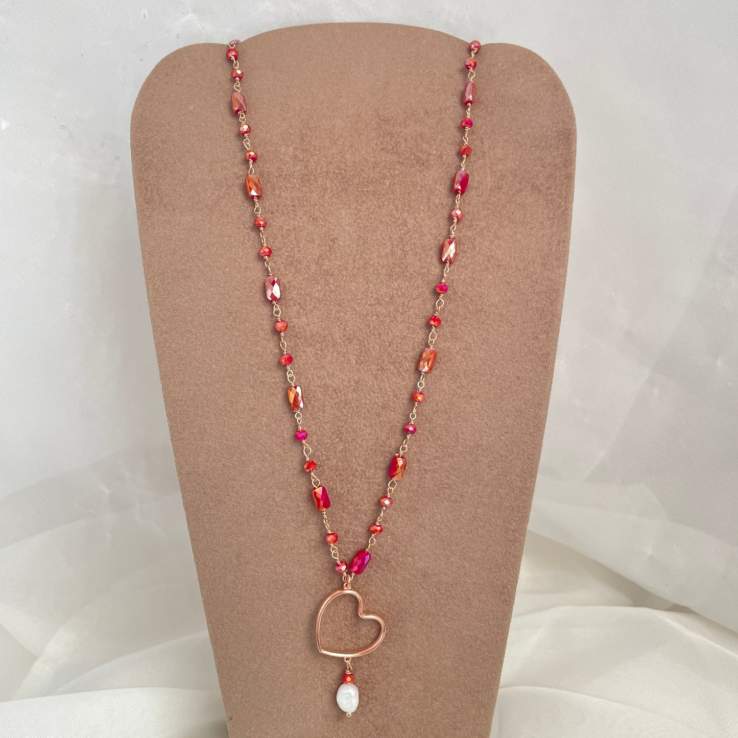 Collana cristalli multiforme rosso scuro cm 50 con cuore vuoto bombato cristallo e perla ovale bianca - pezzo unico - Lumiere Bijoux