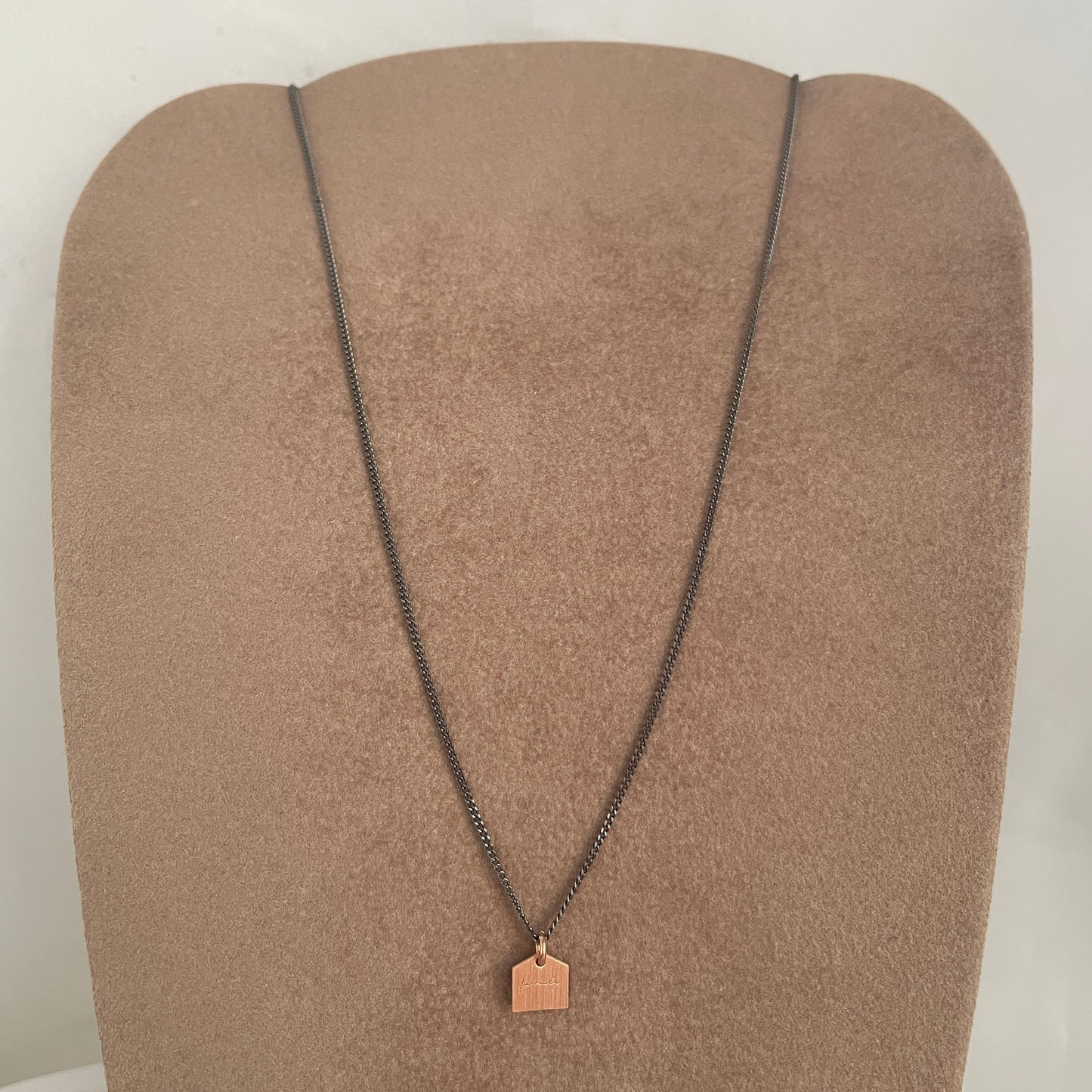 Collana catena grumette rutenio cm 35 con casetta satinata incisione family da 0,8 mm